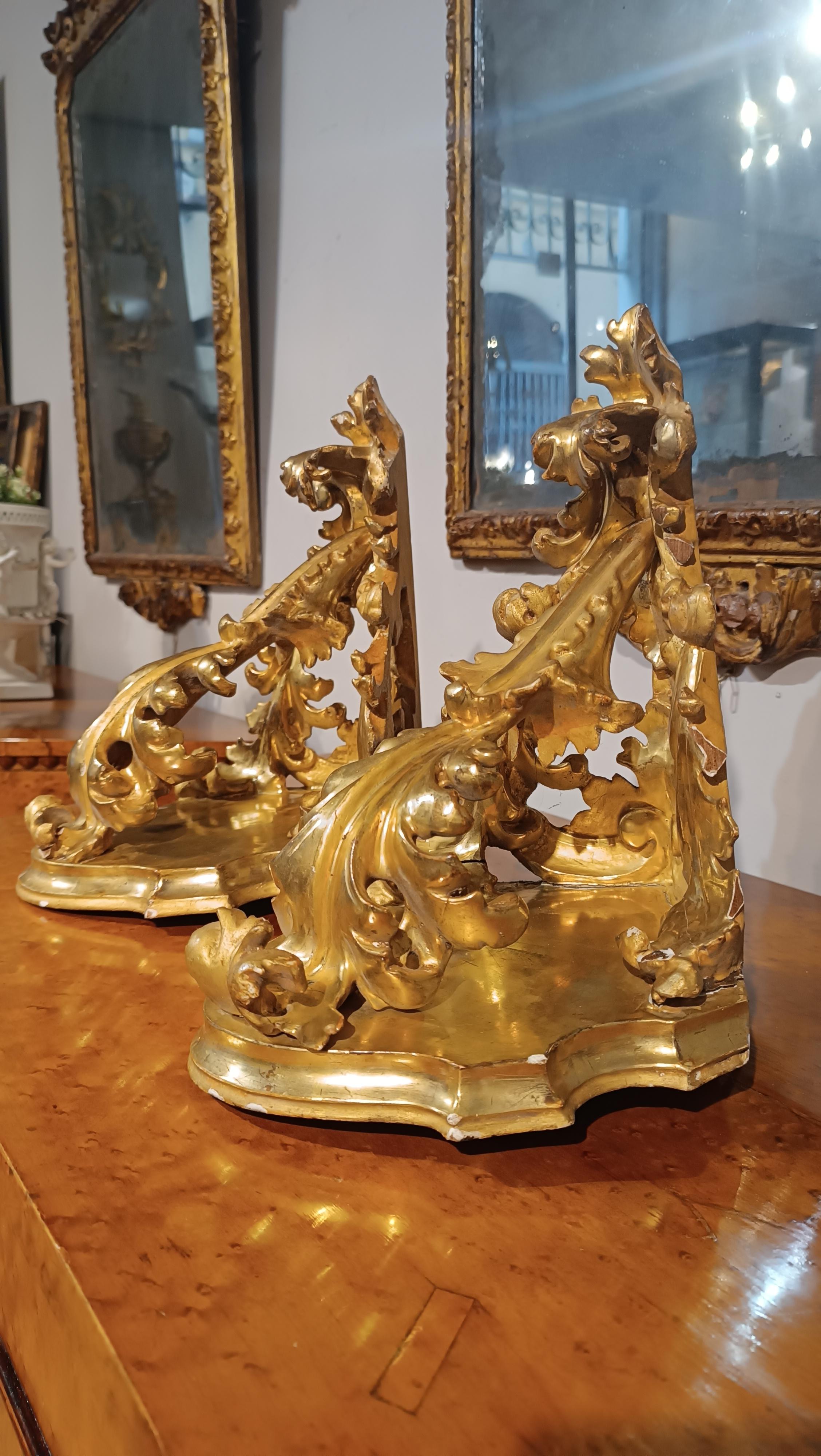 Carved MID 19th CENTURY PAIR OF CORNER LITTLE SHELVES IN GILDED WOOD  For Sale