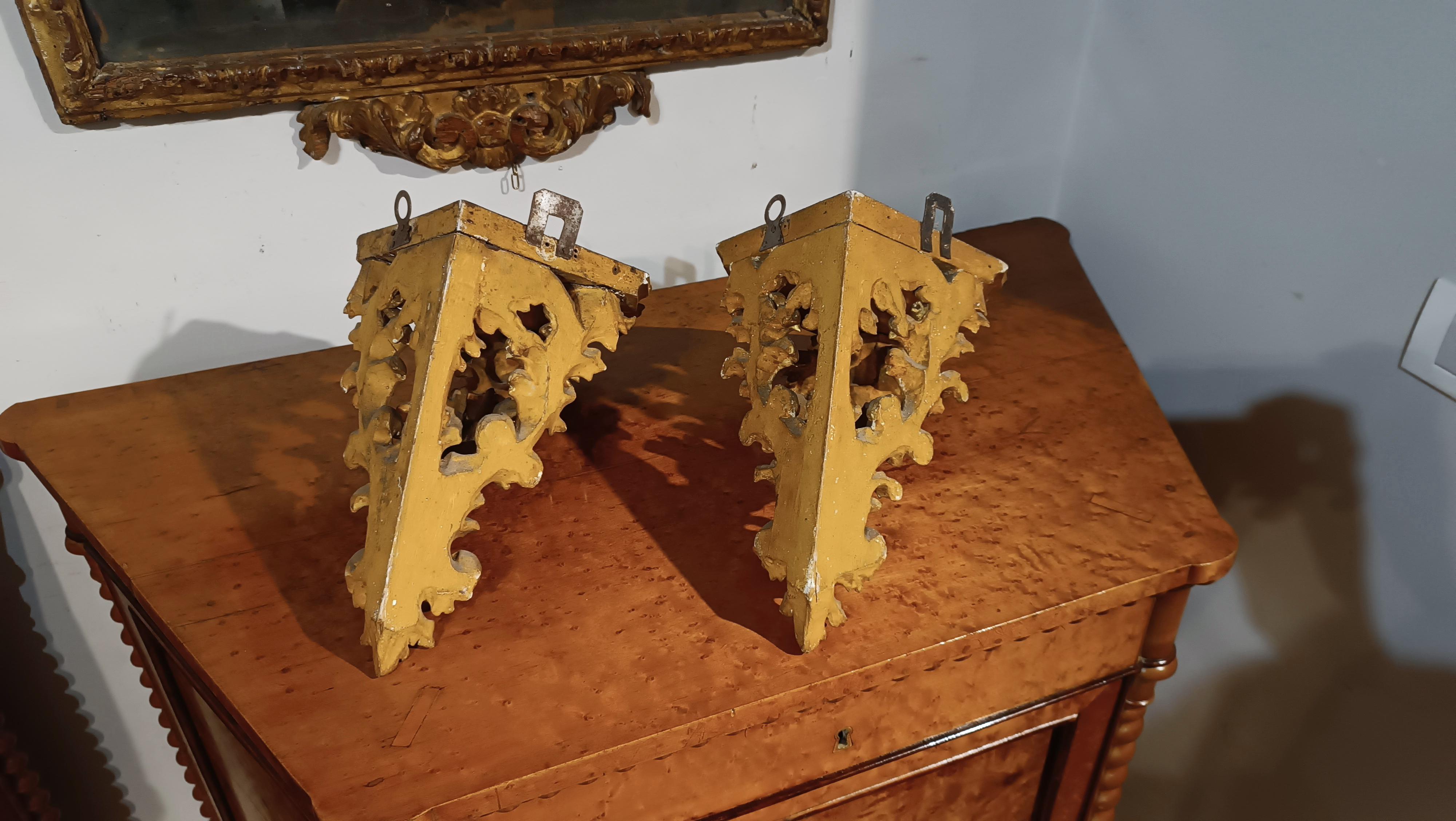 Wood MID 19th CENTURY PAIR OF CORNER LITTLE SHELVES IN GILDED WOOD  For Sale