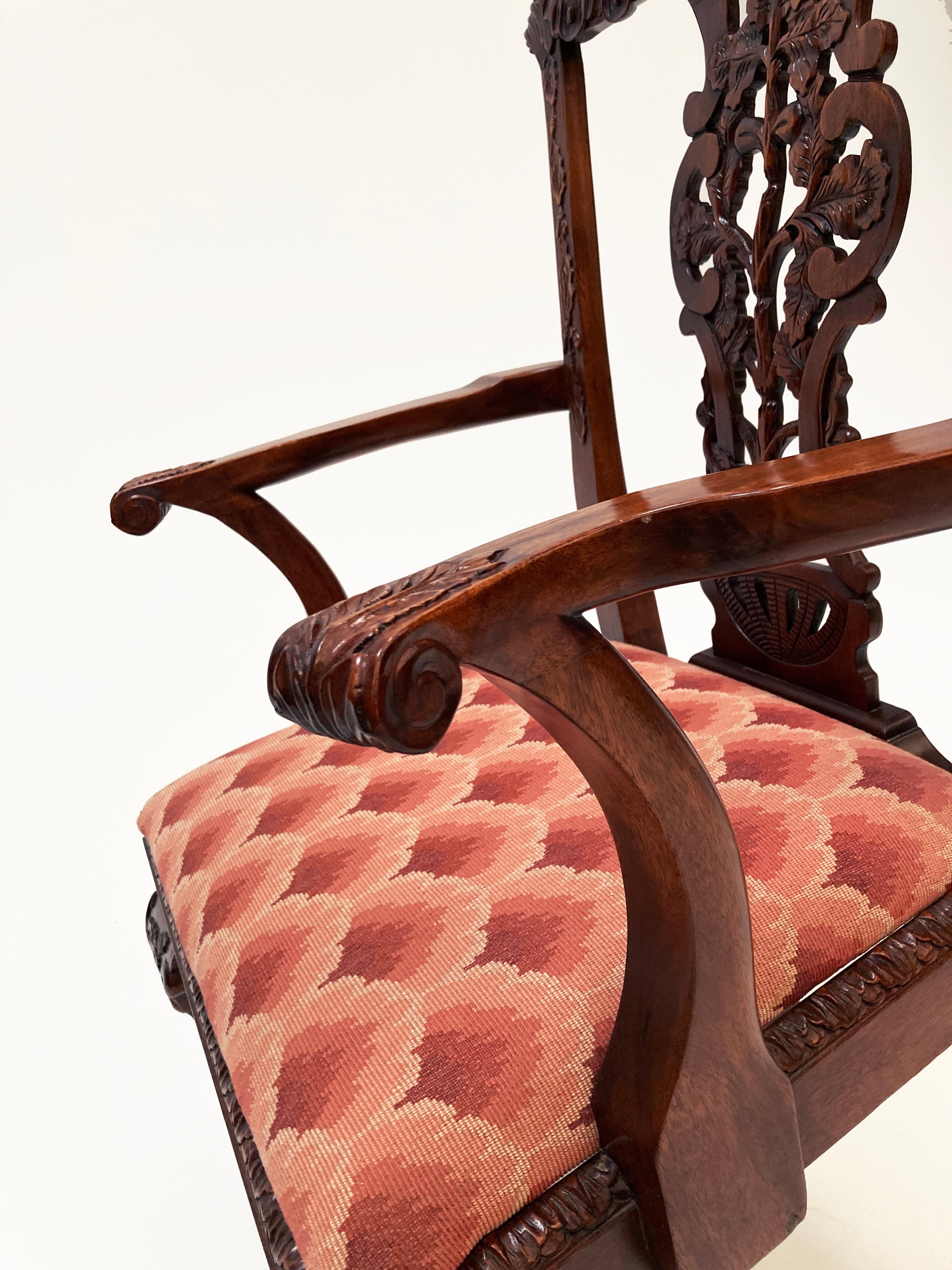 Paire de chaises à accoudoirs Chippendale en acajou du milieu du 19ème siècle en vente 5