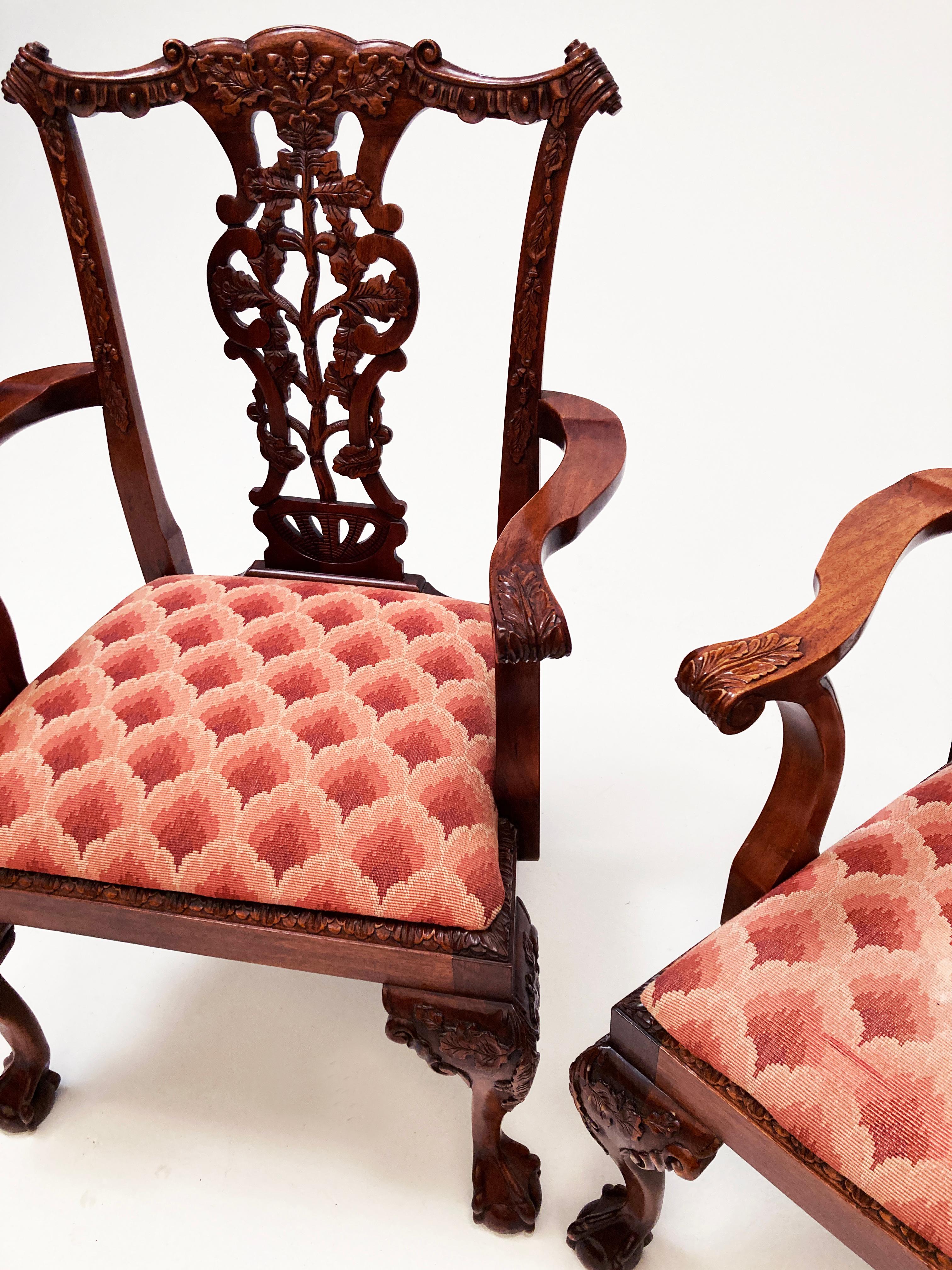 Ces chaises de salle à manger de style Eleg ont été fabriquées dans un riche bois d'acajou d'une élégance inégalée. Le dos ajouré présente un chêne sculpté à la main, des feuilles et des glands entrelacés dans un treillis festonné uniforme.