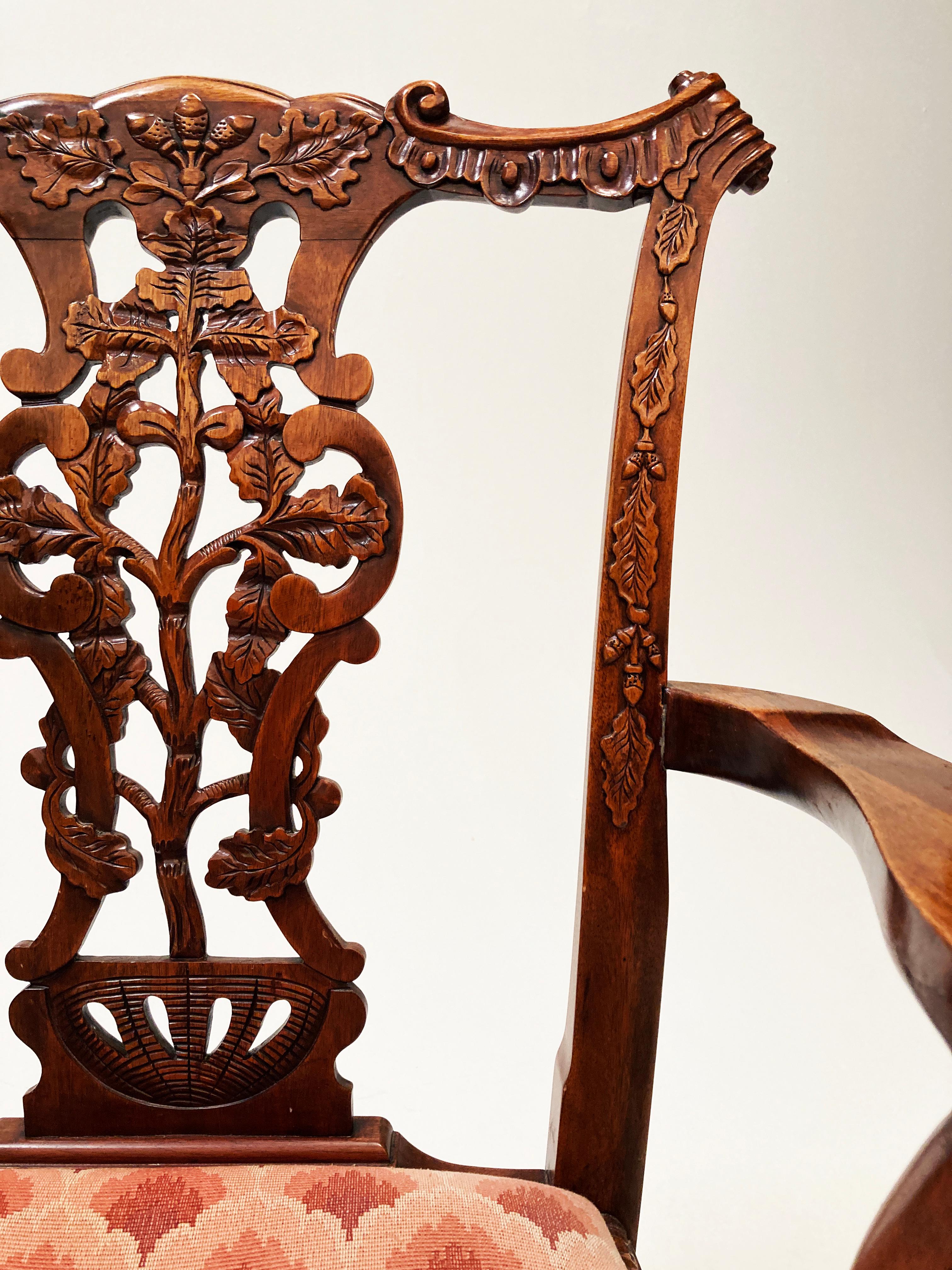 Sculpté à la main Paire de chaises à accoudoirs Chippendale en acajou du milieu du 19ème siècle en vente