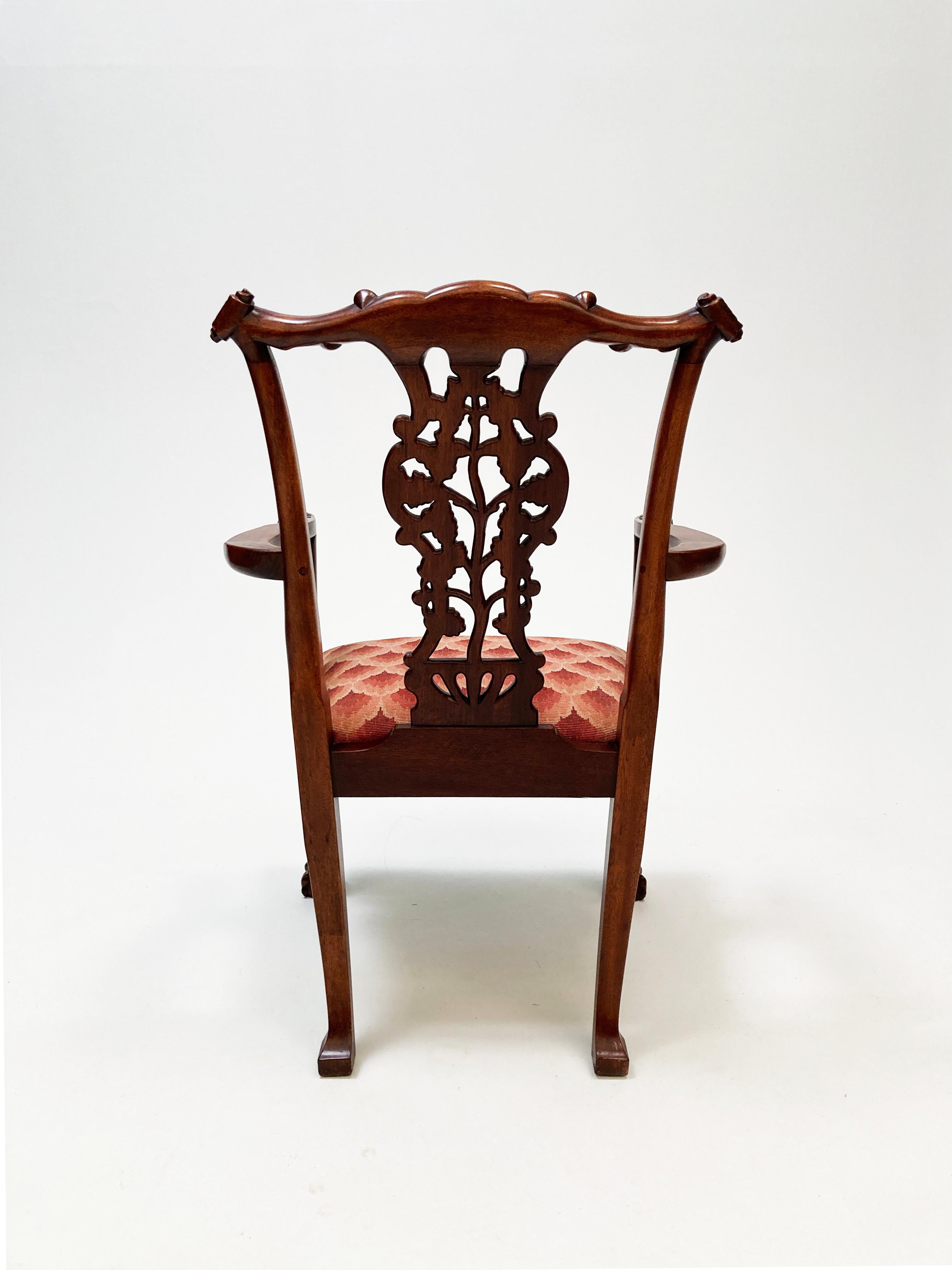 Tissu d'ameublement Paire de chaises à accoudoirs Chippendale en acajou du milieu du 19ème siècle en vente