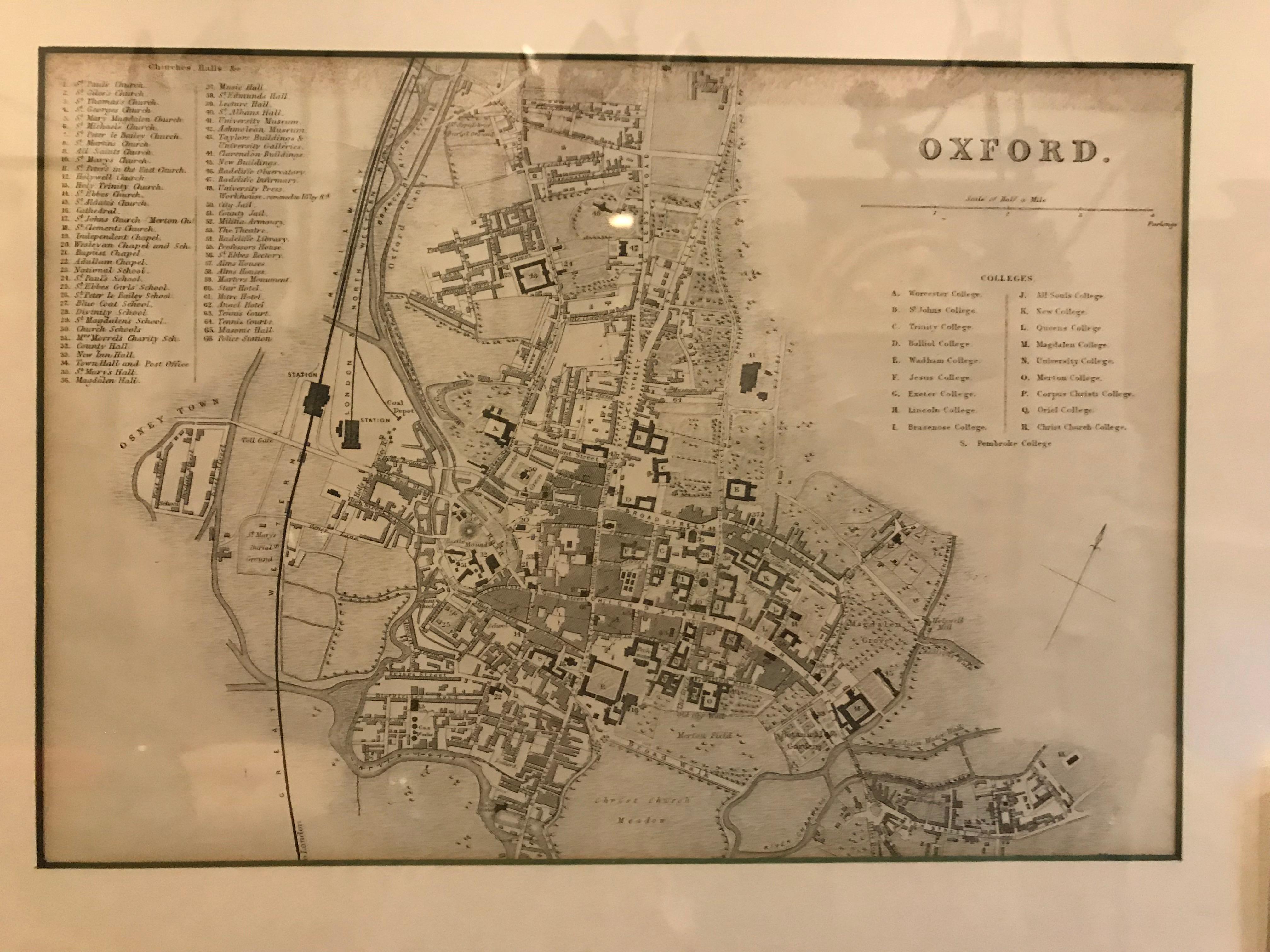 Paire de cartes d'Oxford et de Cambridge dans des cadres en bois noir personnalisés. Avec un magnifique lettrage dessiné à la main et un souci du détail époustouflant, ces cartes du milieu du XIXe siècle sont un excellent exemple de la cartographie