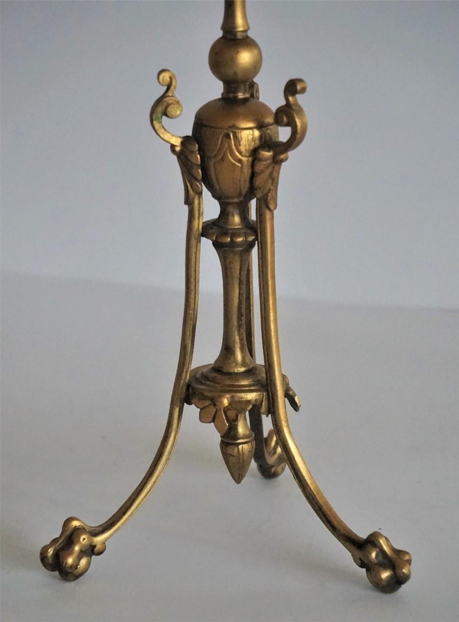 Paire de bougeoirs en bronze doré de style Empire au milieu du XIXe siècle en vente 4