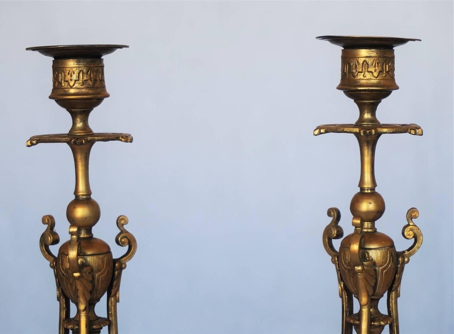 Dorato Coppia di portacandele in bronzo dorato in stile Impero francese della metà del XIX secolo in vendita