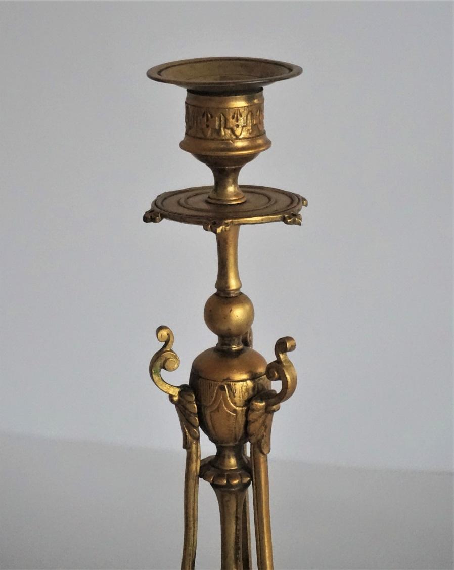 Paar vergoldete Bronze-Kerzenhalter im französischen Empire-Stil aus der Mitte des 19. Jahrhunderts im Angebot 3
