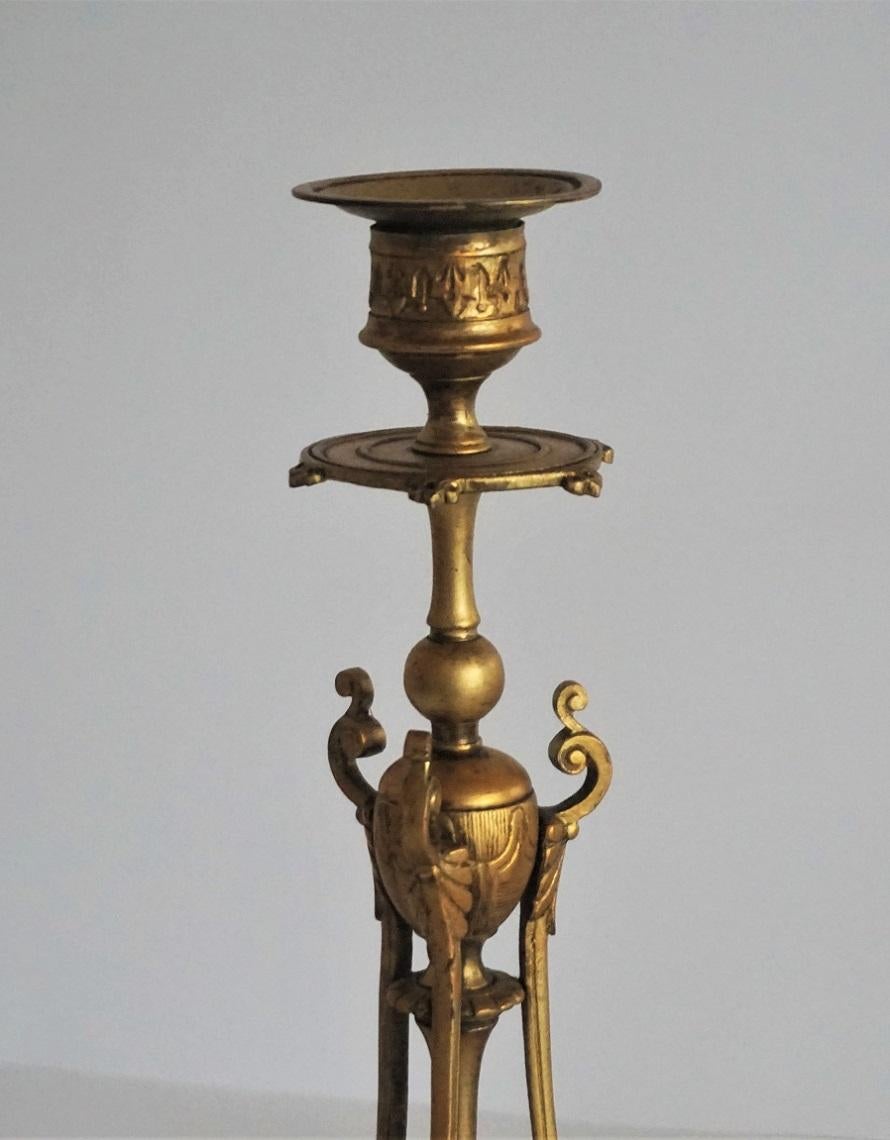 Paire de bougeoirs en bronze doré de style Empire au milieu du XIXe siècle en vente 3