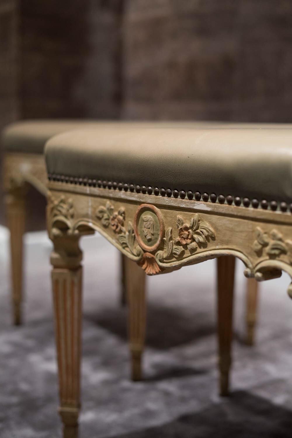 Paire de bancs en bois laqué italien d'époque Bon état - En vente à Roma, IT