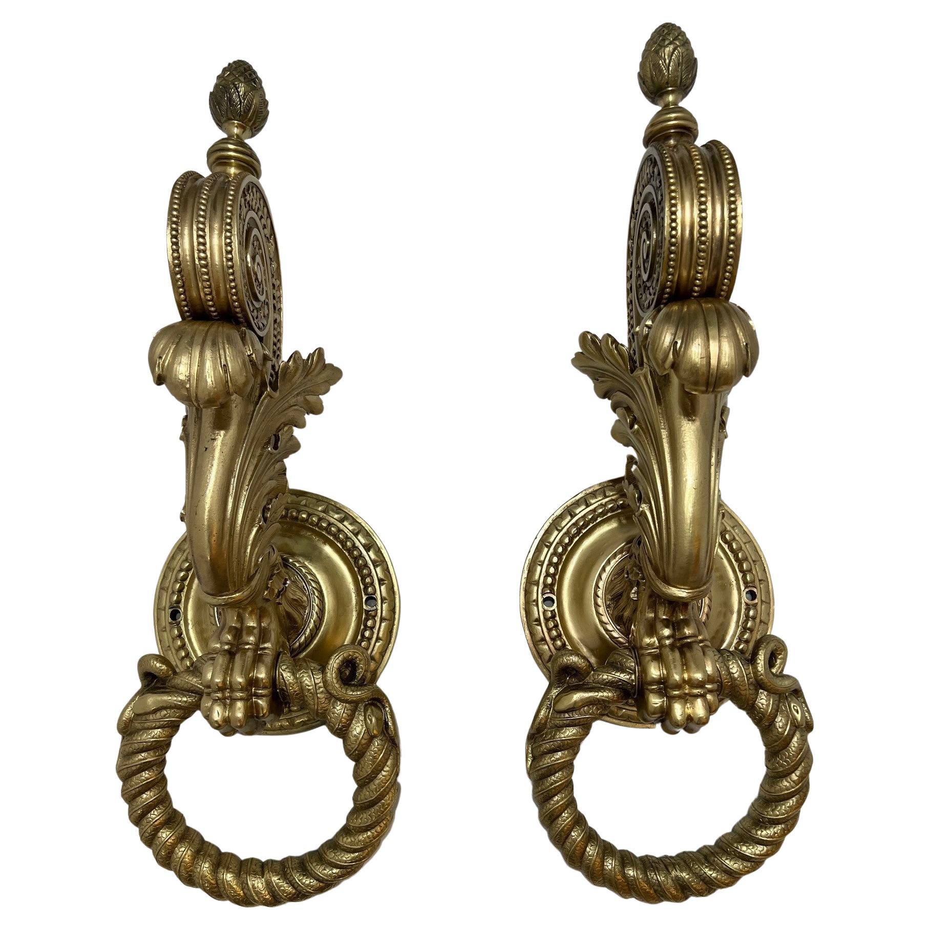 Paire de boutons de porte monumentaux architecturaux anciens en bronze du milieu du XIXe siècle   en vente