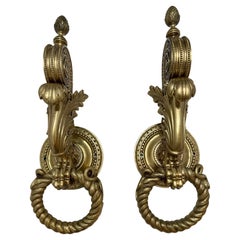 Paire de boutons de porte monumentaux architecturaux anciens en bronze du milieu du XIXe siècle  