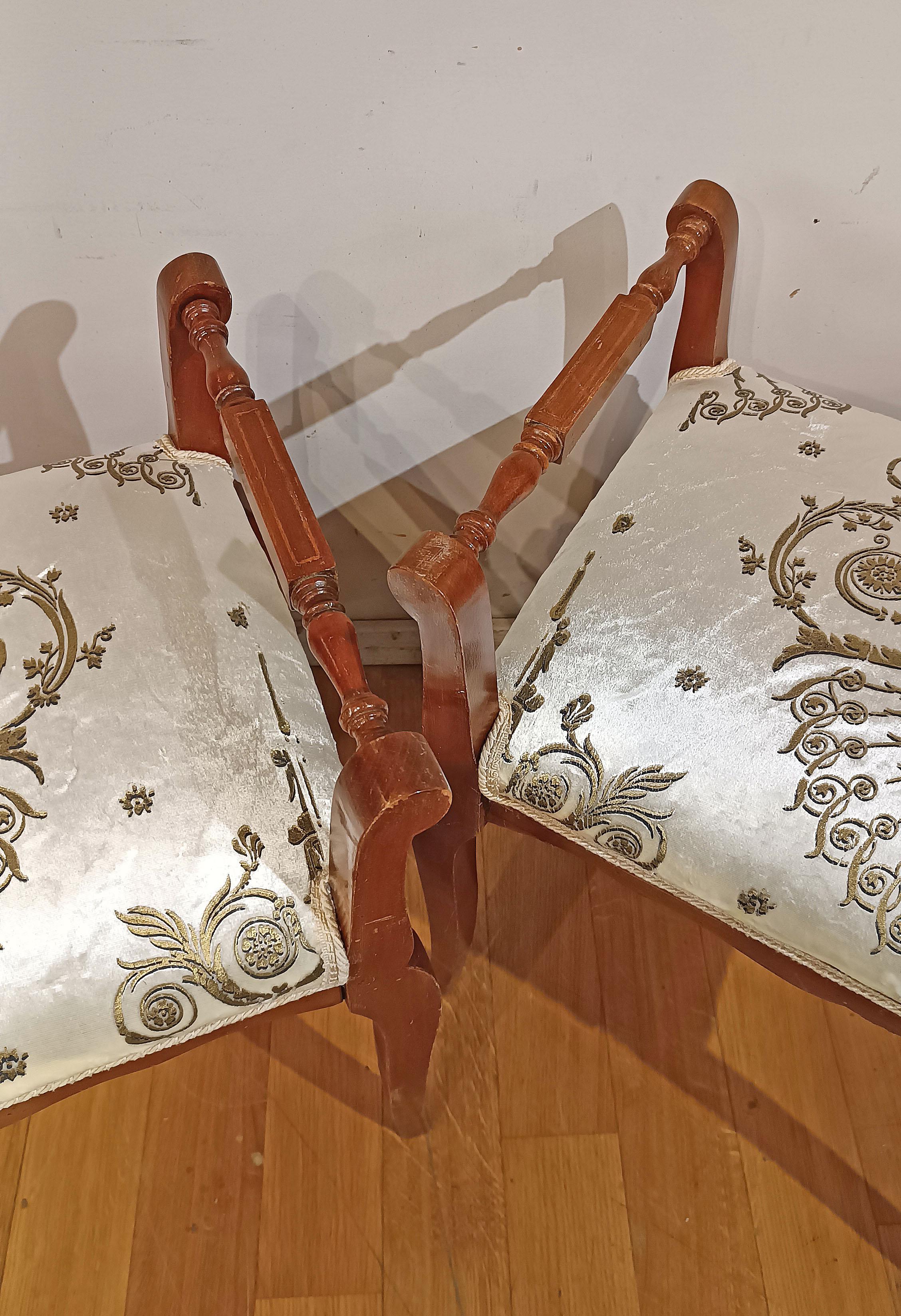 MID-19th CENTURY PAIR OF NAPOLEON III CHERRY STOOLS Bon état - En vente à Firenze, FI