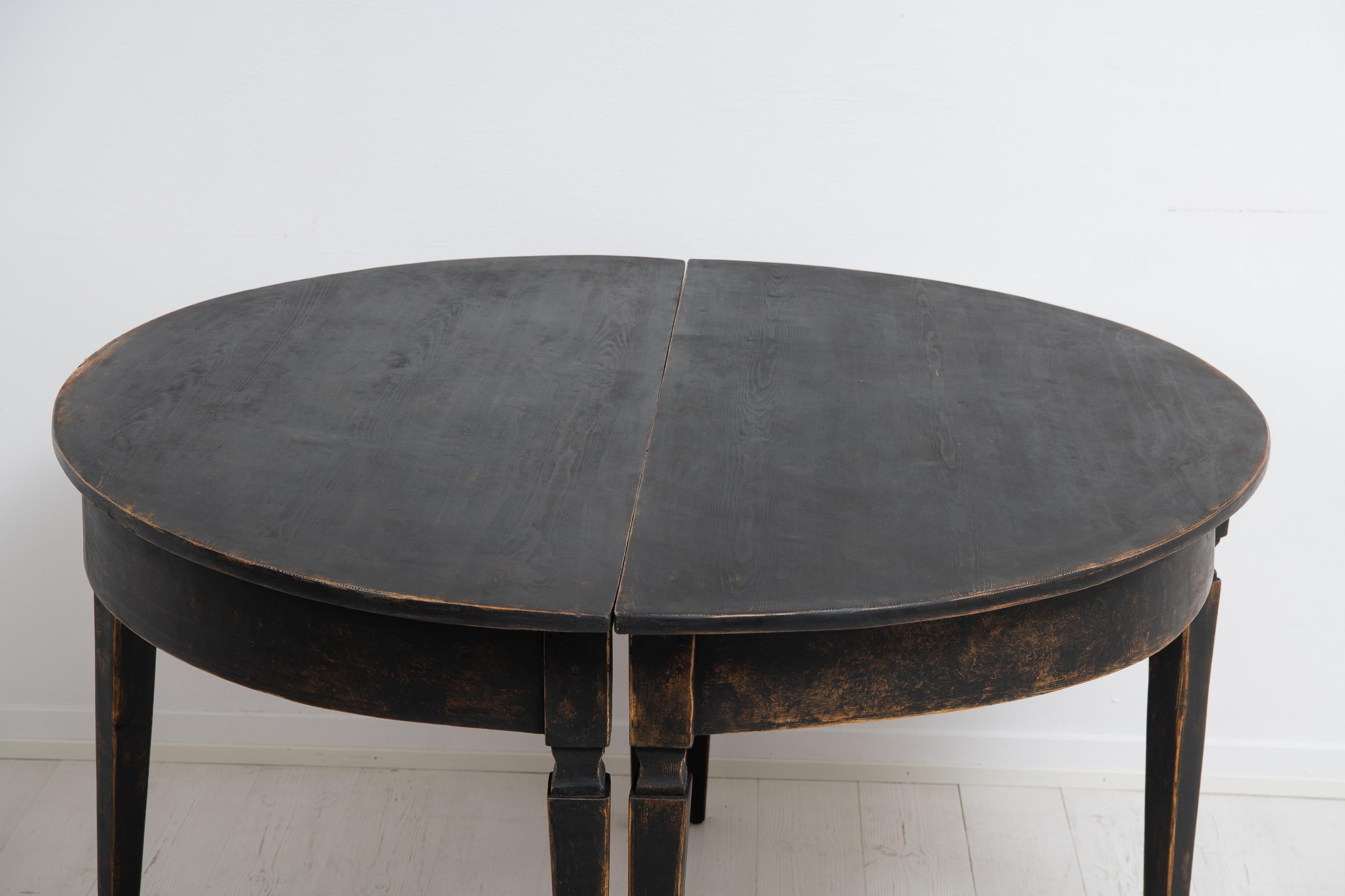 Mitte des 19. Jahrhunderts, Paar nord Schwedische schwarze Demi-Lune-Tische (Kiefernholz) im Angebot