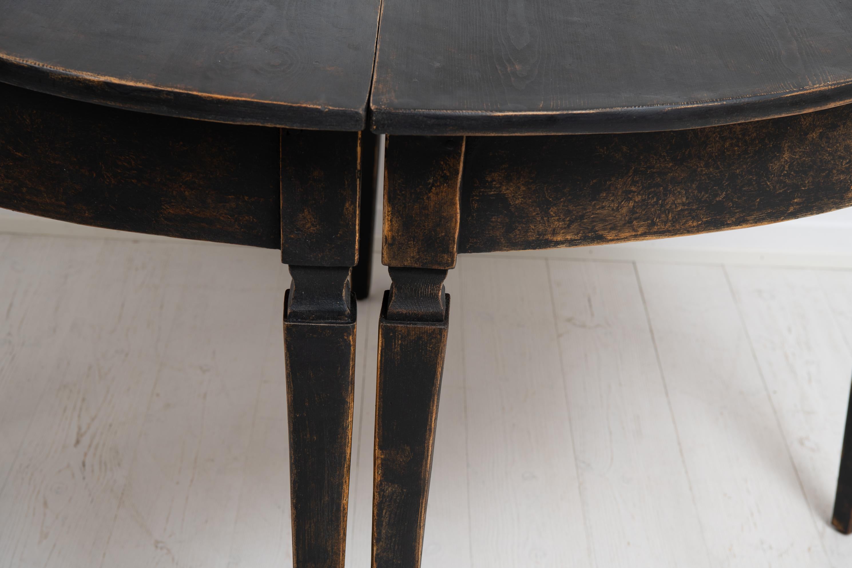 Mitte des 19. Jahrhunderts, Paar nord Schwedische schwarze Demi-Lune-Tische im Angebot 1