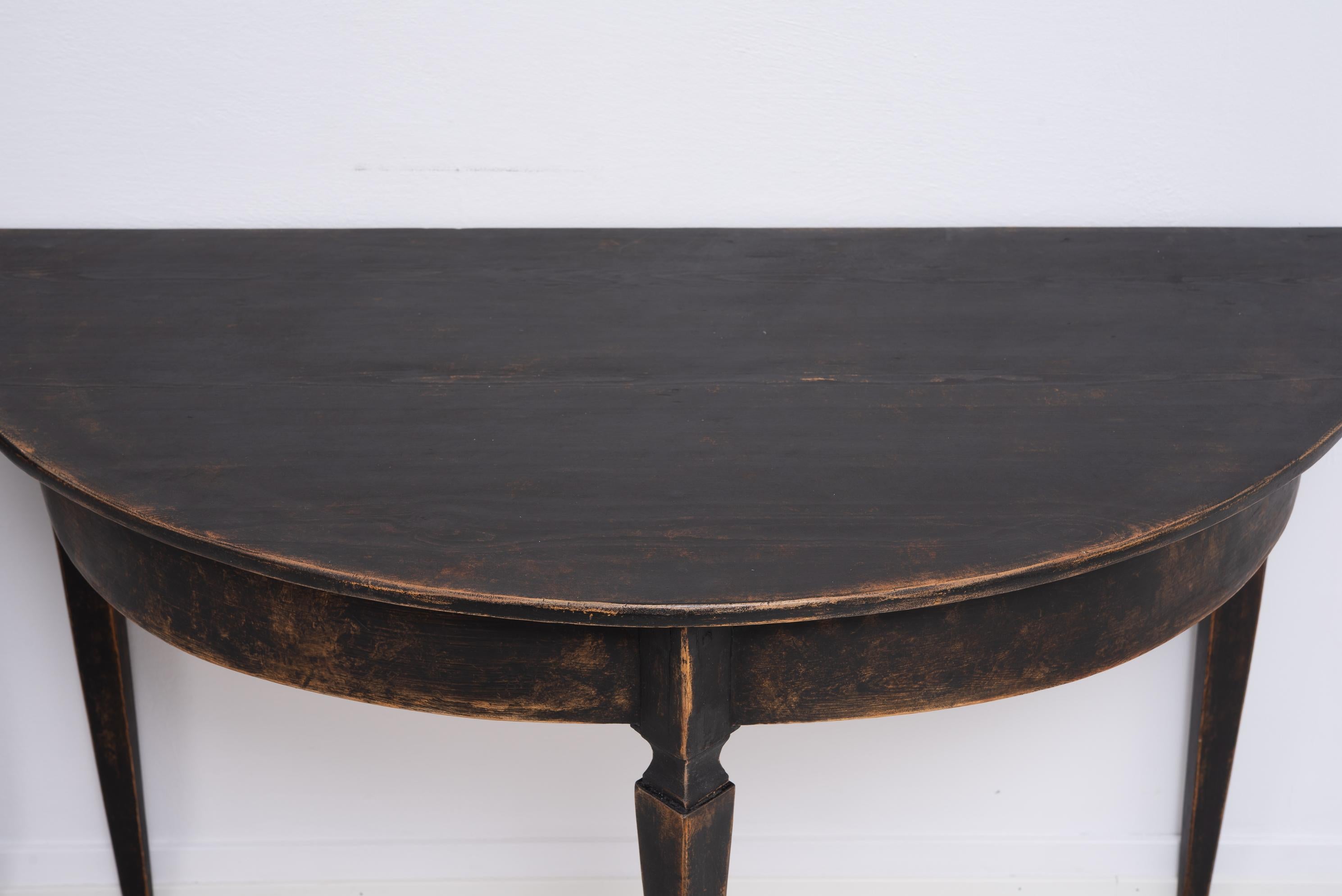Mitte des 19. Jahrhunderts, Paar nord Schwedische schwarze Demi-Lune-Tische im Angebot 3