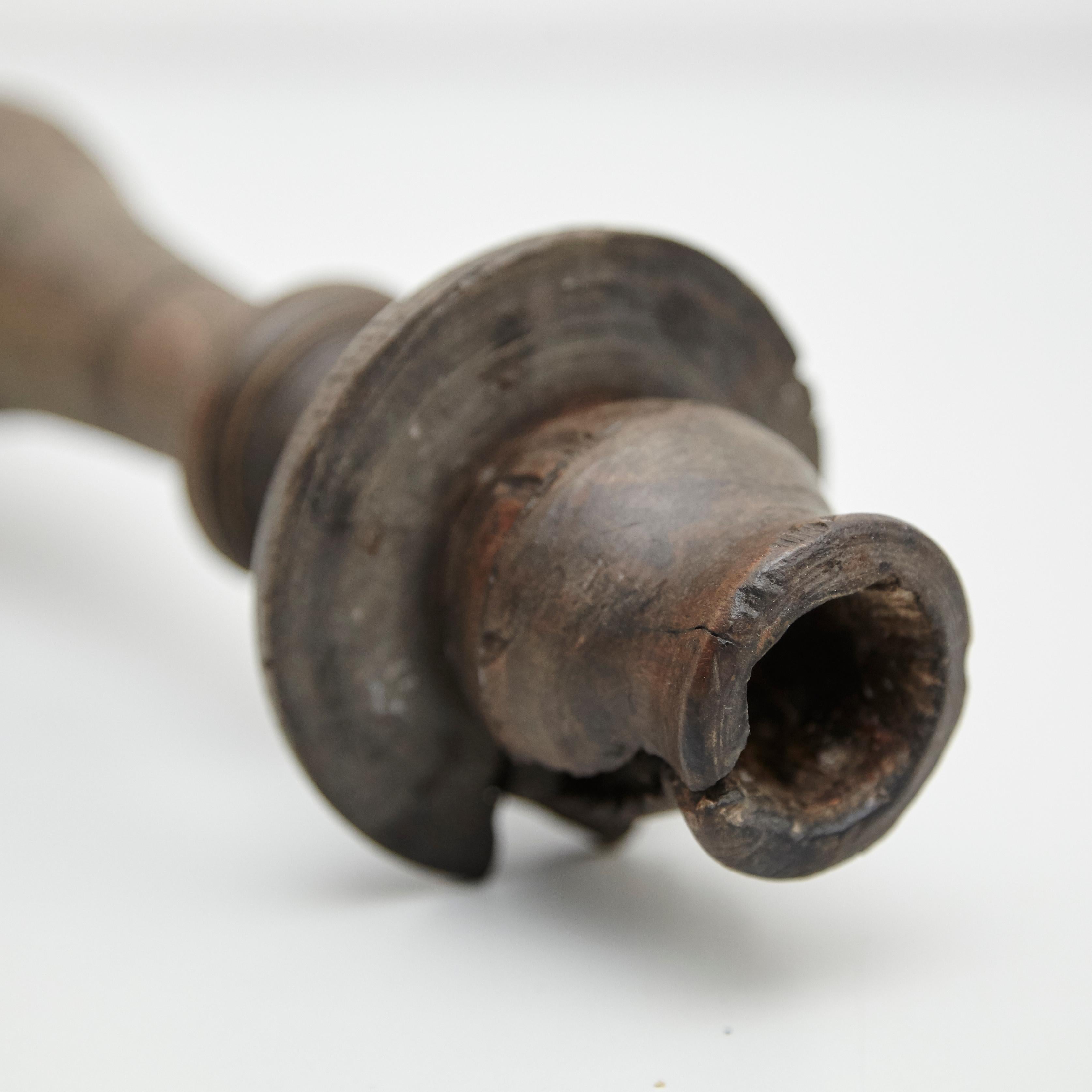 Coppia di candelabri in legno rustico della metà del XIX secolo 4