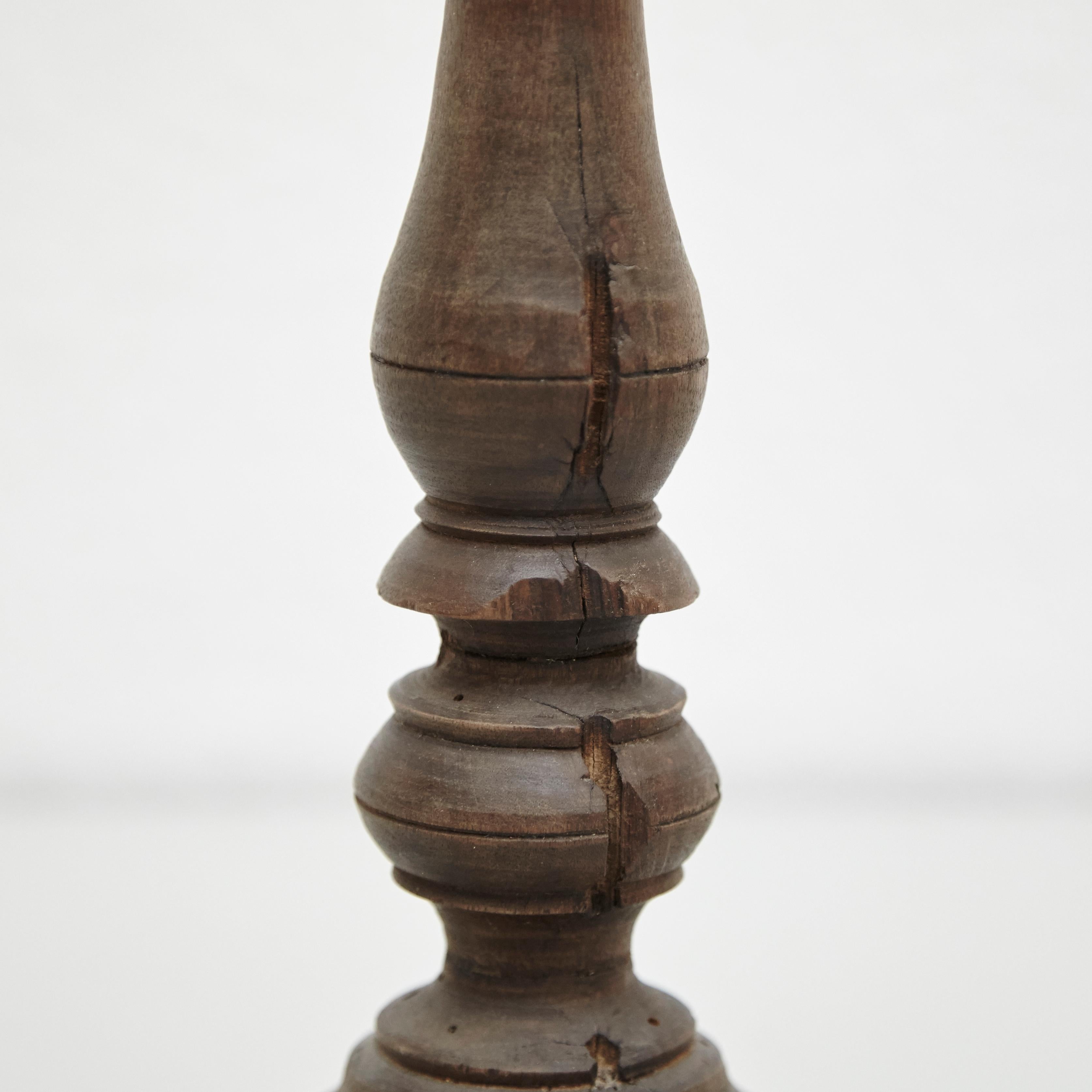 Coppia di candelabri in legno rustico della metà del XIX secolo 5