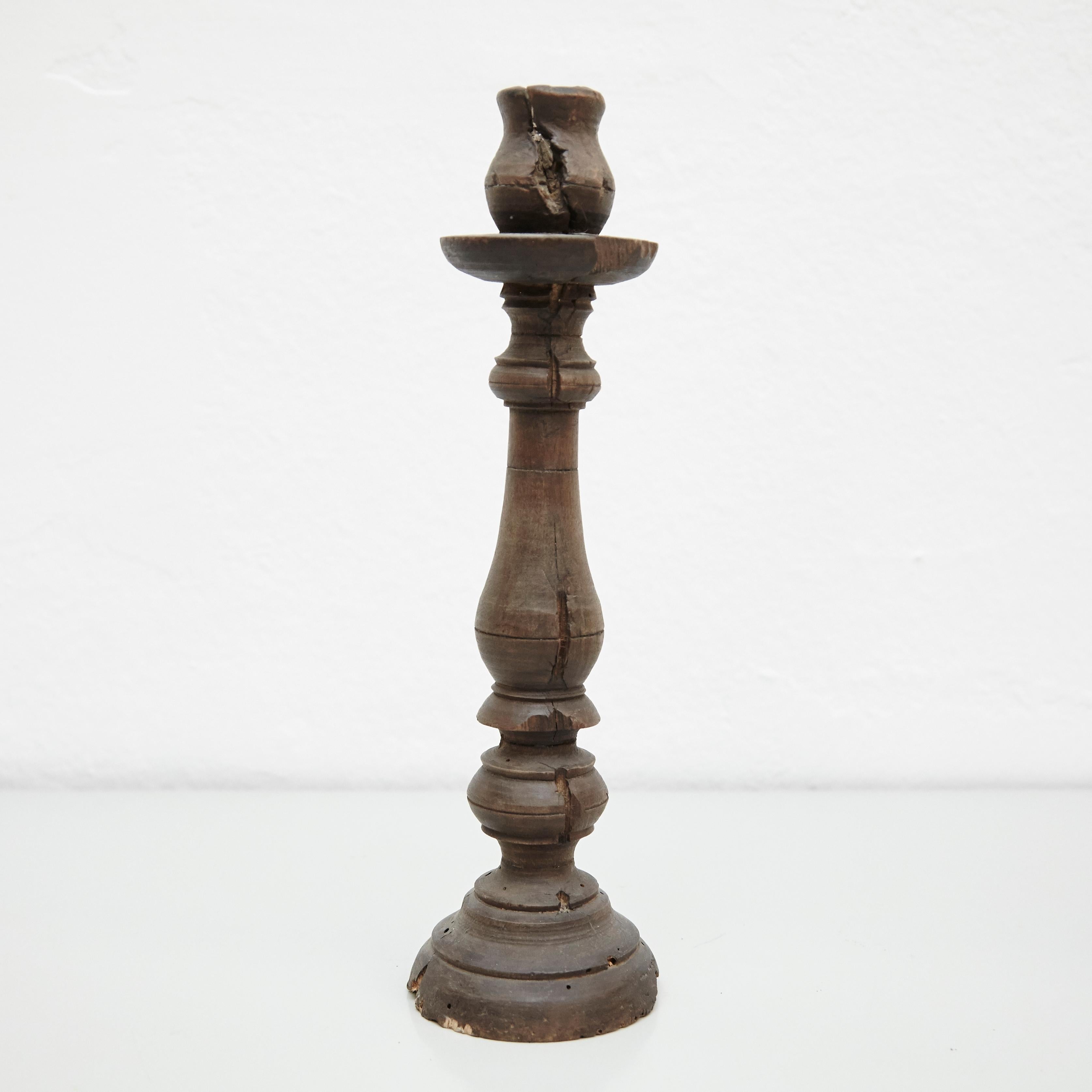 Coppia di candelabri in legno rustico della metà del XIX secolo 7