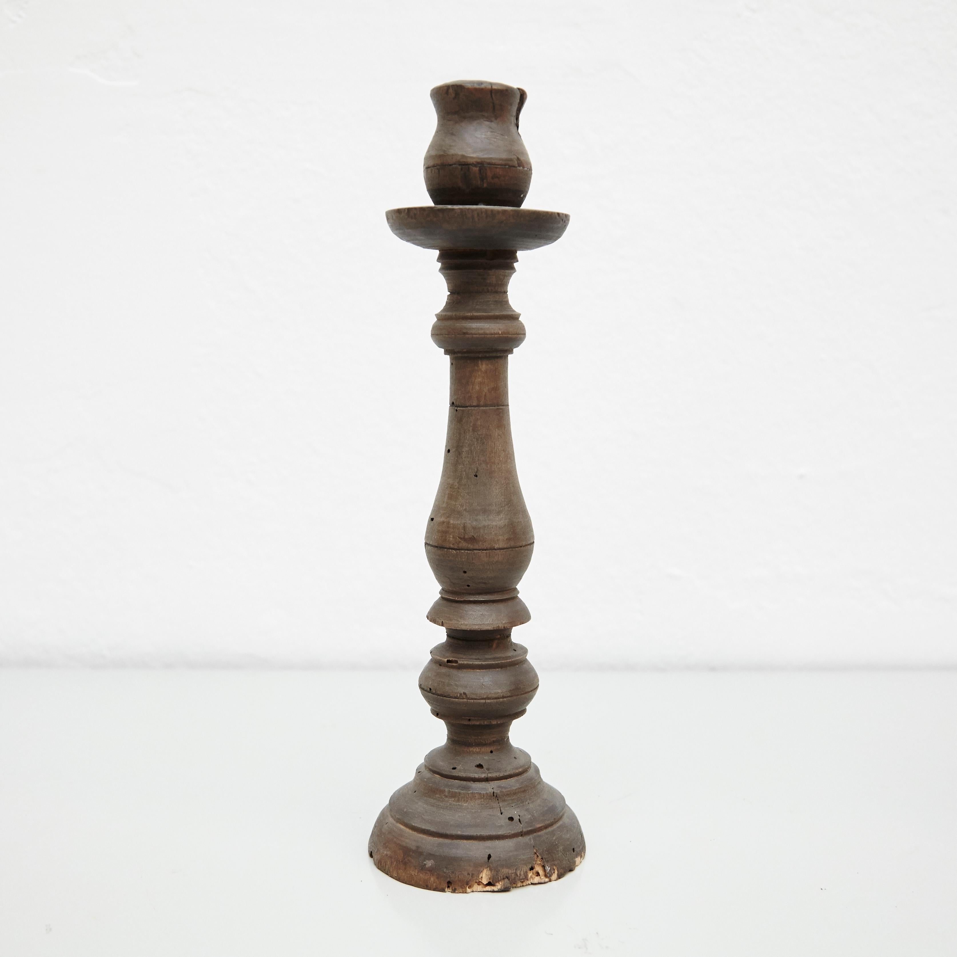 Coppia di candelabri in legno rustico della metà del XIX secolo 8