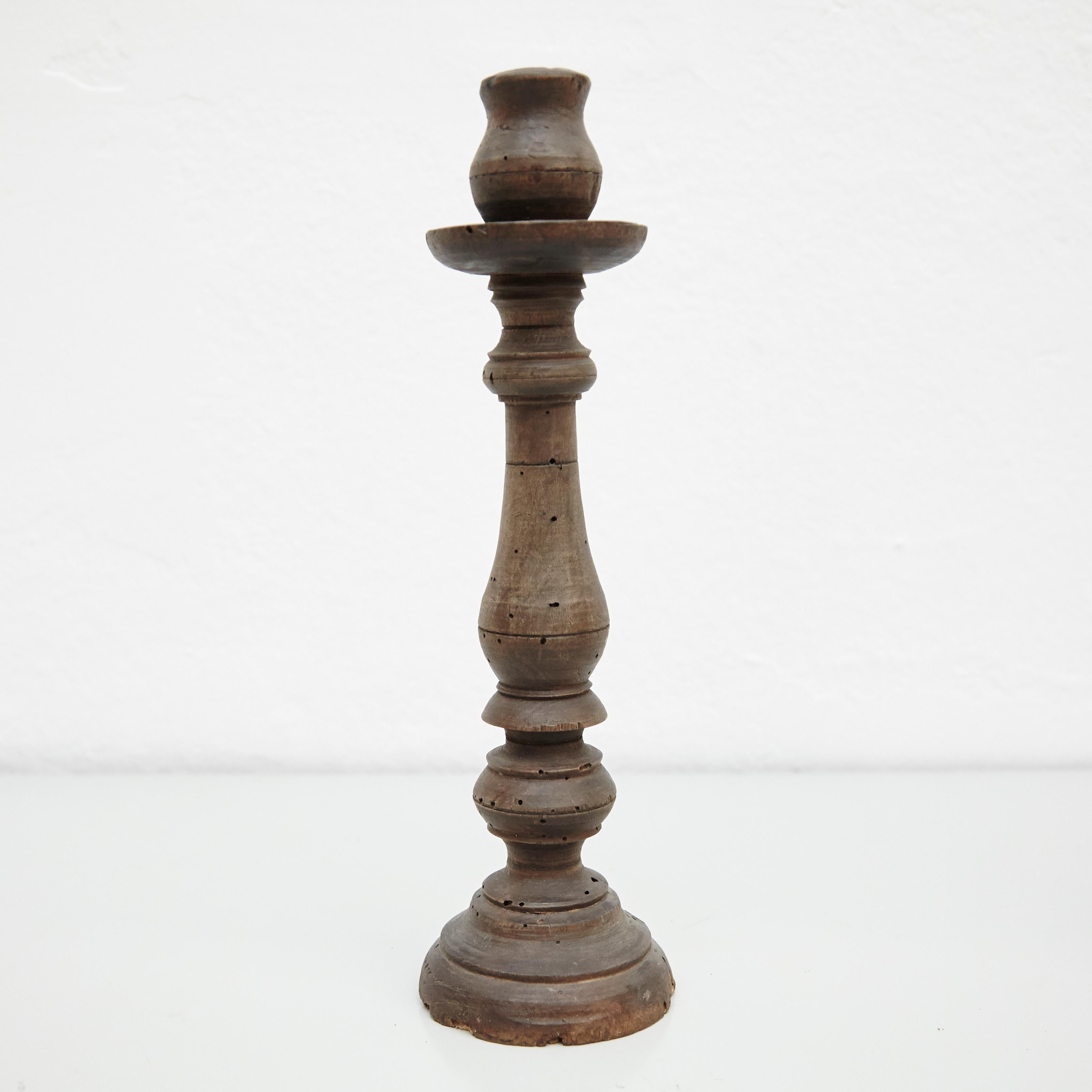 Paar beliebte traditionelle rustikale Holzkerzenständer aus der Mitte des 19. Jahrhunderts im Angebot 9