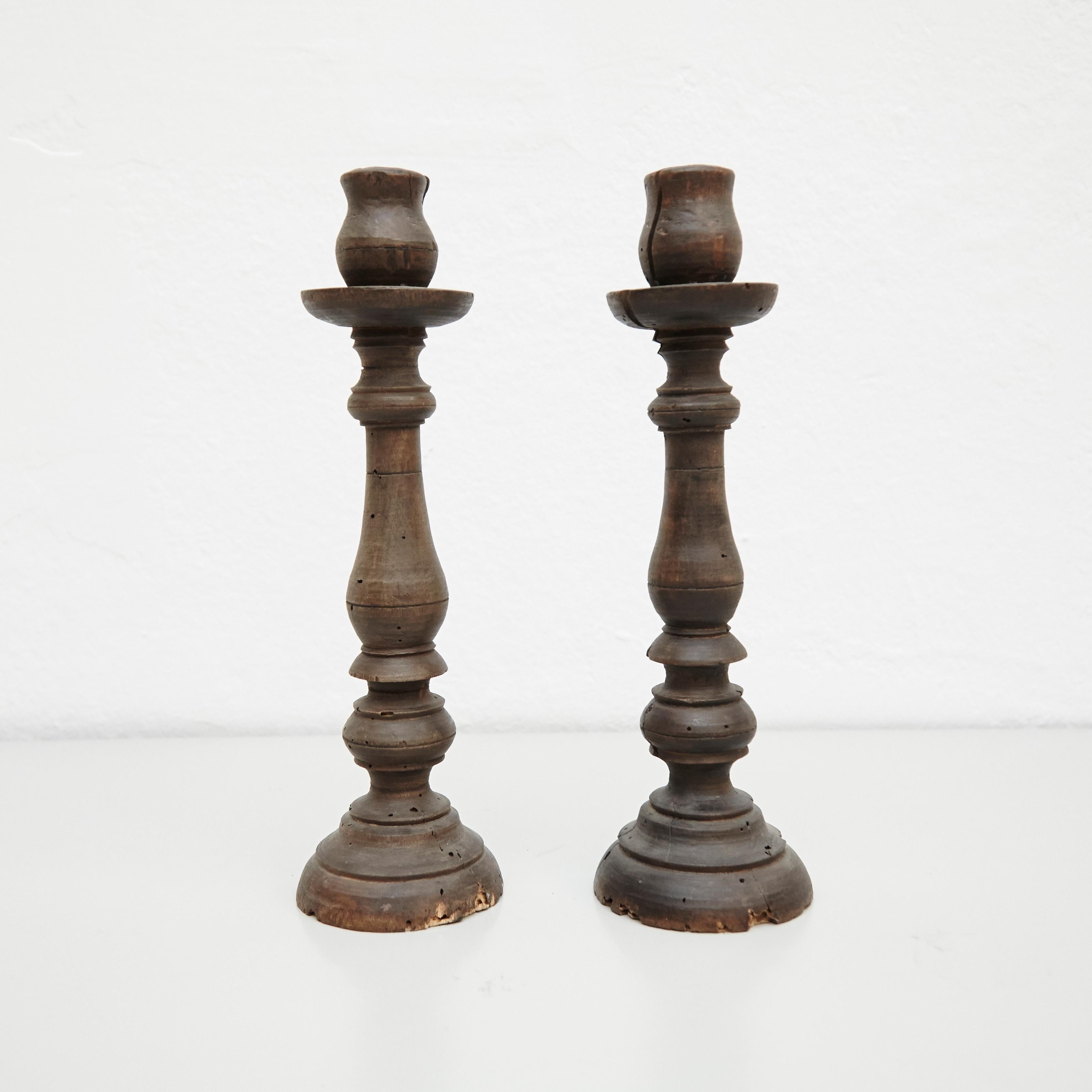 Mid-19th century pair of popular traditional rustic wood candlesticks.
By unknown manufacturer, France.

In original condition, with minor wear consistent with age and use, preserving a beautiful patina.

Materials:
Wood

Dimensions:
ø 10.5