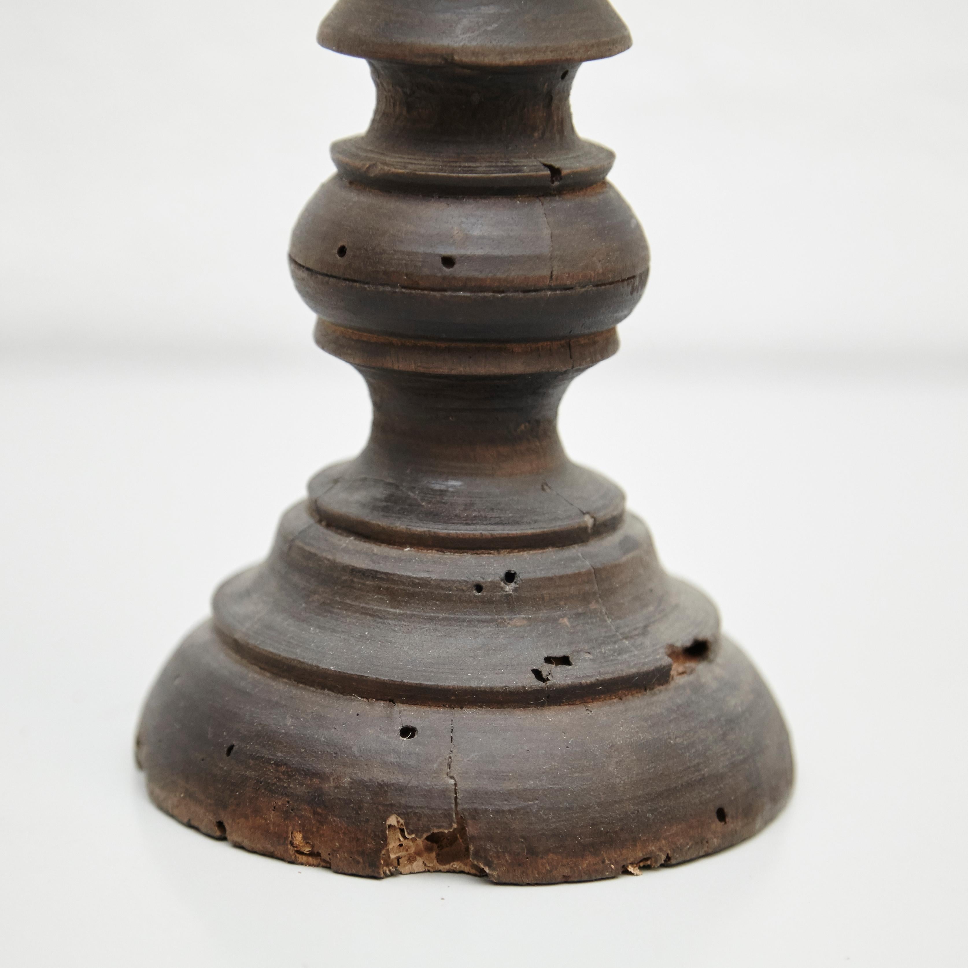 Francese Coppia di candelabri in legno rustico della metà del XIX secolo