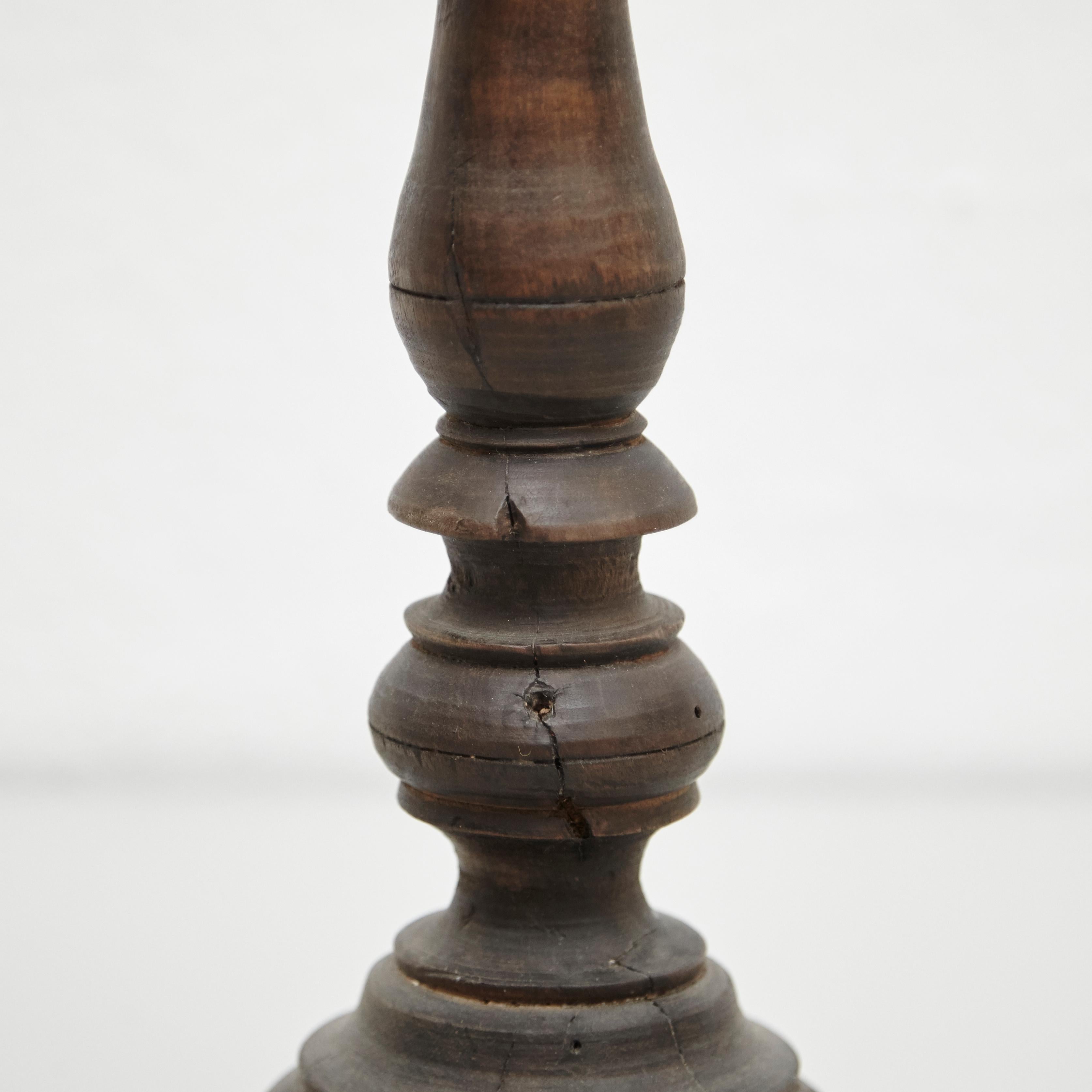 Mid-19th Century Pair of Popular Traditional Rustic Wood Candlesticks In Good Condition For Sale In Barcelona, Barcelona