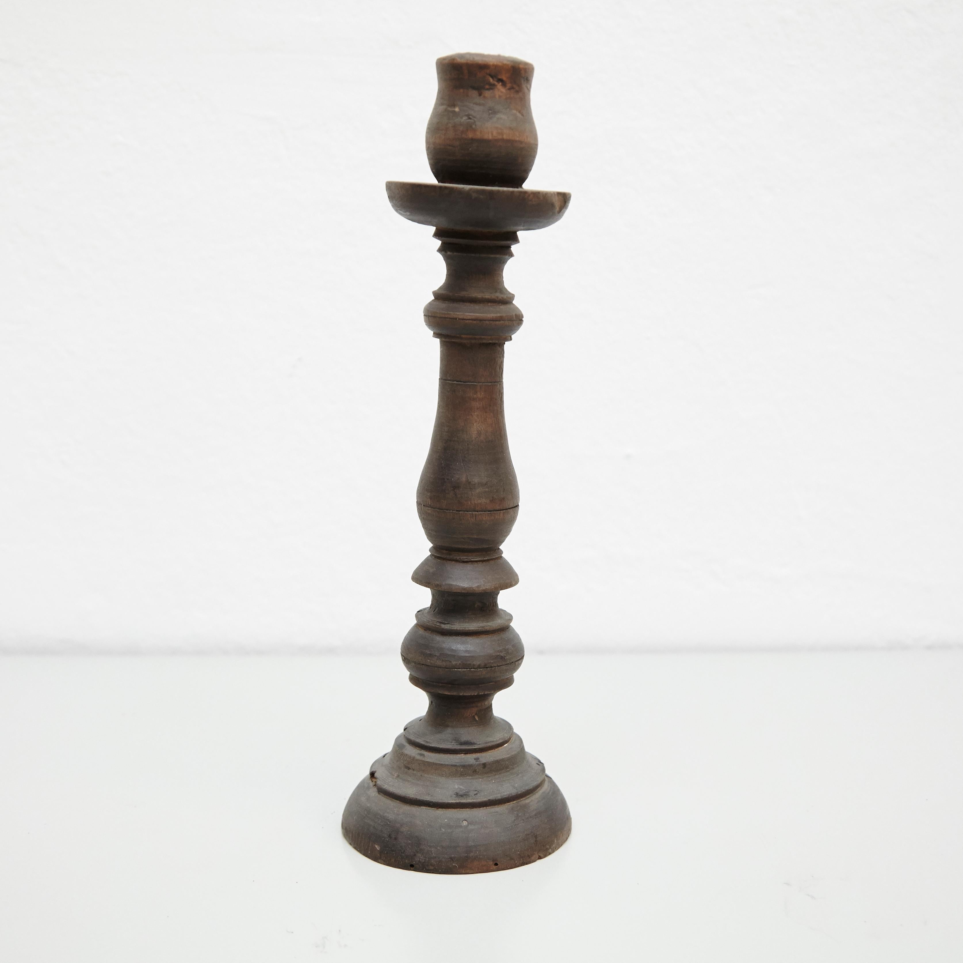 Coppia di candelabri in legno rustico della metà del XIX secolo 2