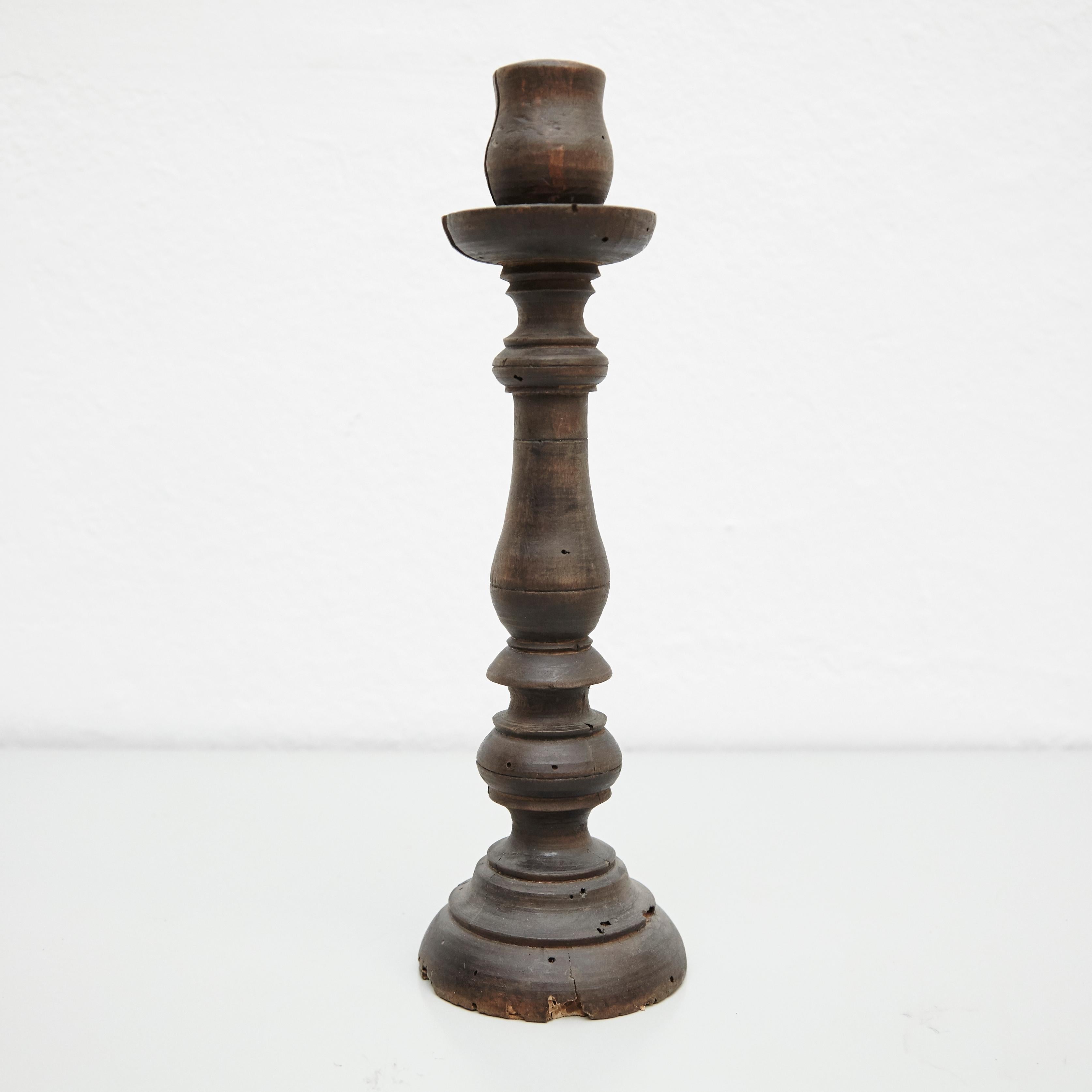 Coppia di candelabri in legno rustico della metà del XIX secolo 3