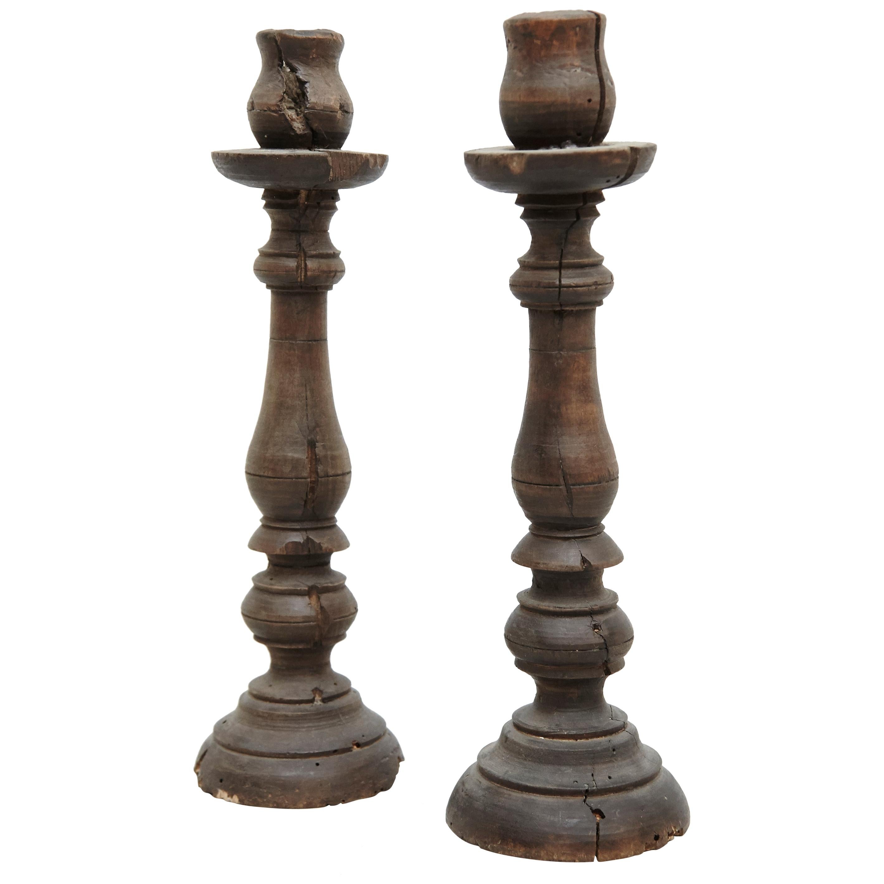 Paar beliebte traditionelle rustikale Holzkerzenständer aus der Mitte des 19. Jahrhunderts im Angebot