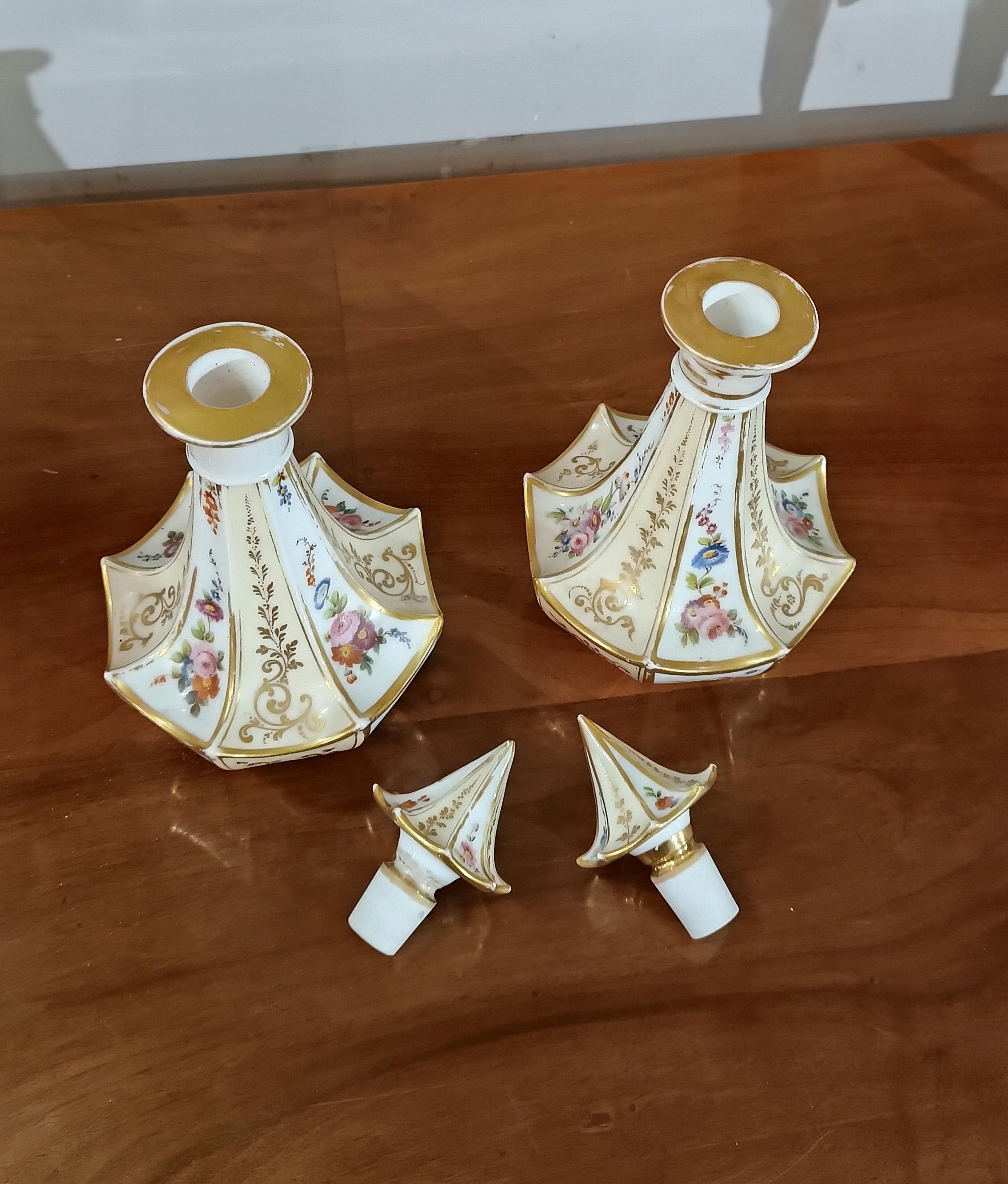 MID-19th CENTURY PAIR OF PORCELAIN BOTTLES in vendita 4