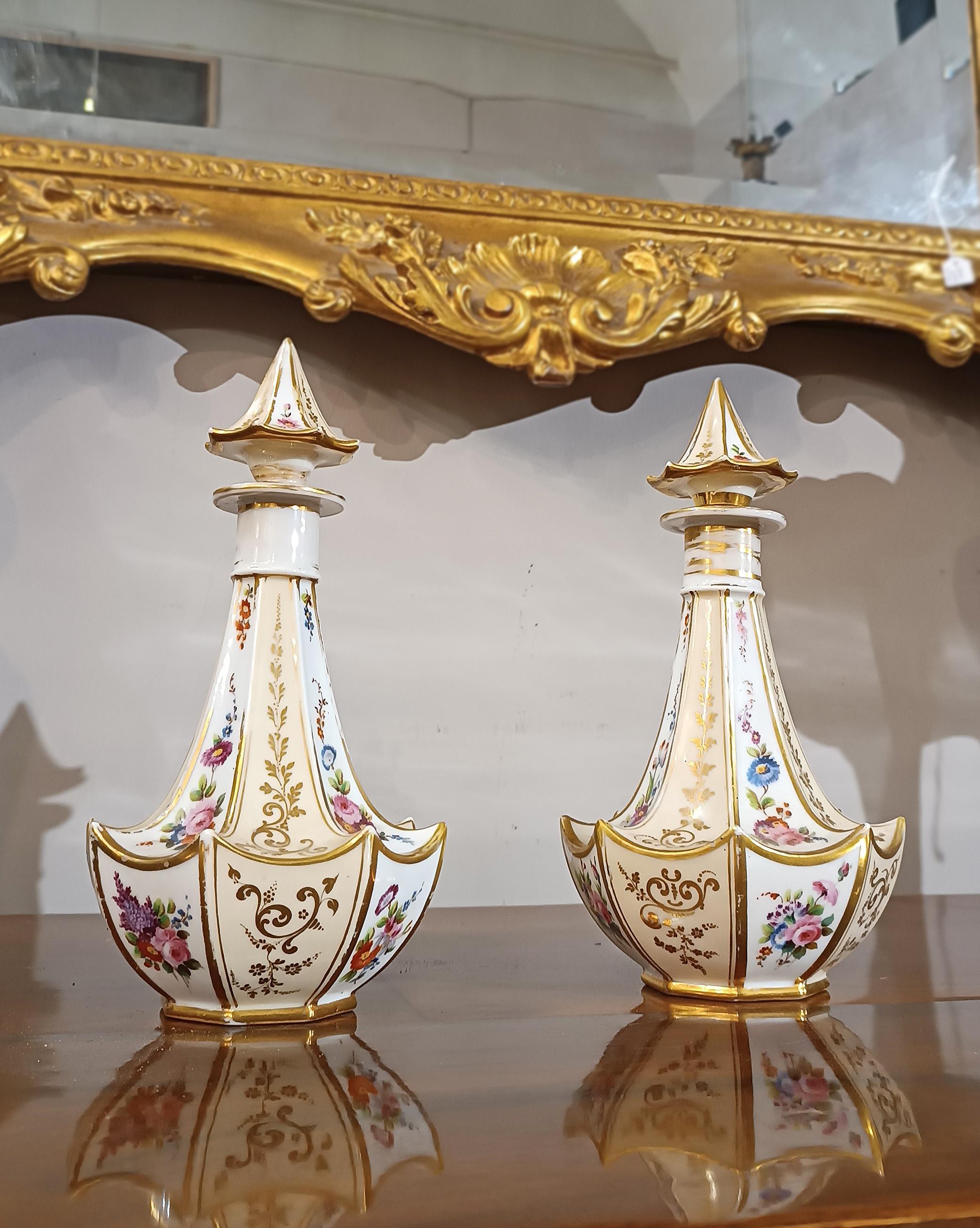 MID-19th CENTURY PAIR OF PORCELAIN BOTTLES in vendita 5