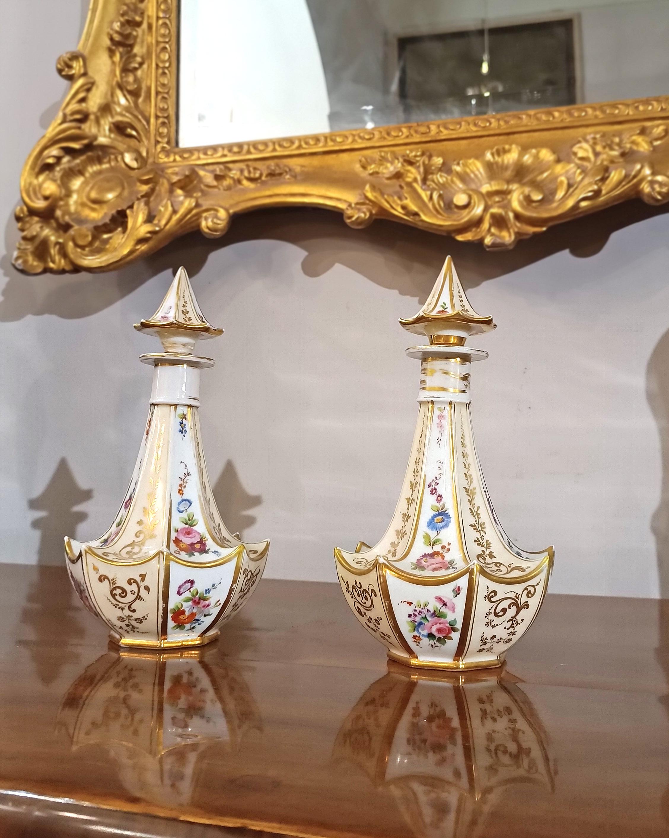 French MID-19th CENTURY PAIR OF PORCELAIN BOTTLES in vendita