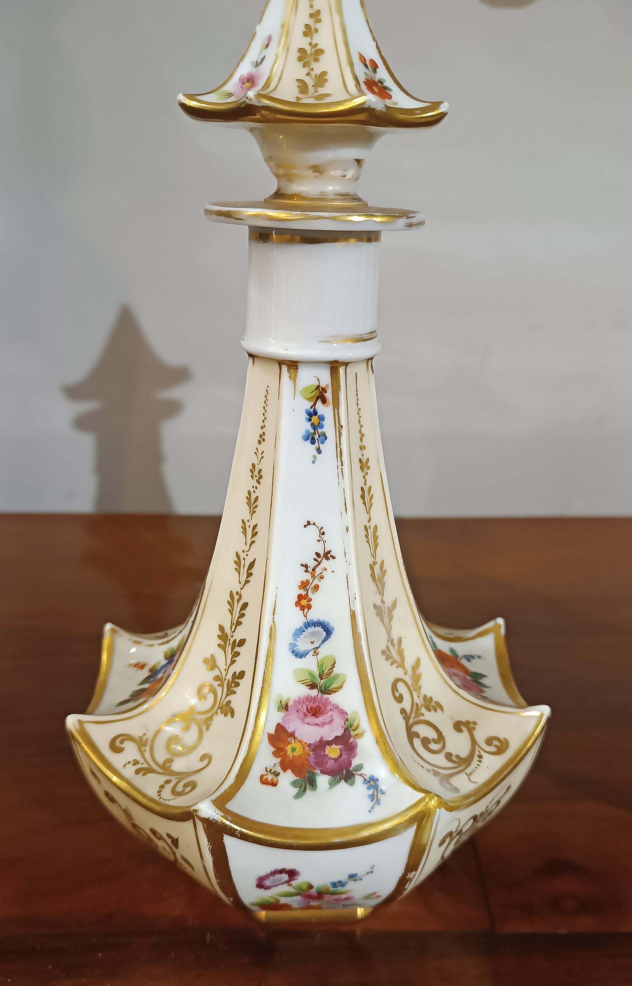 Dorato MID-19th CENTURY PAIR OF PORCELAIN BOTTLES in vendita