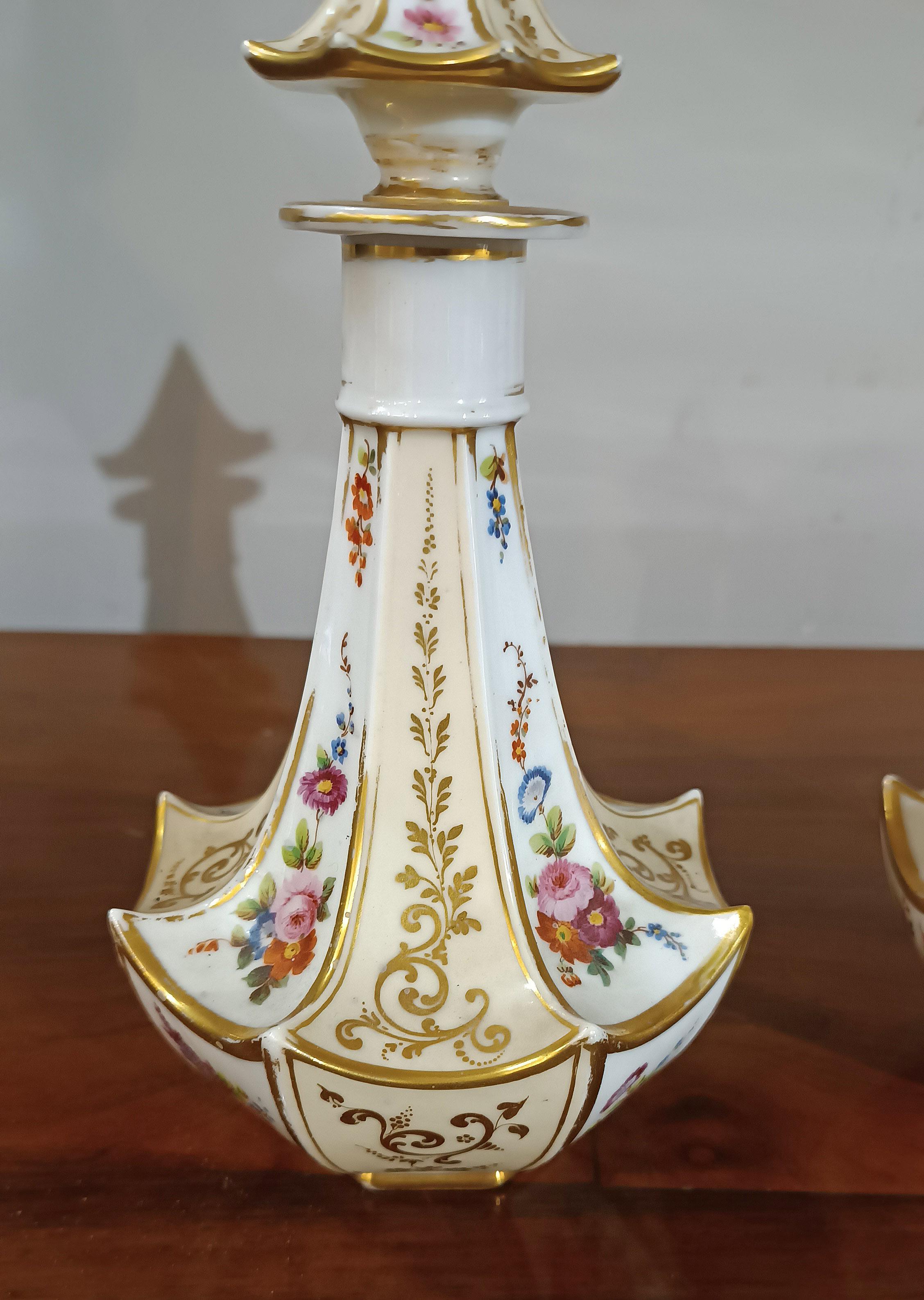 MID-19th CENTURY PAIR OF PORCELAIN BOTTLES In condizioni buone in vendita a Firenze, FI
