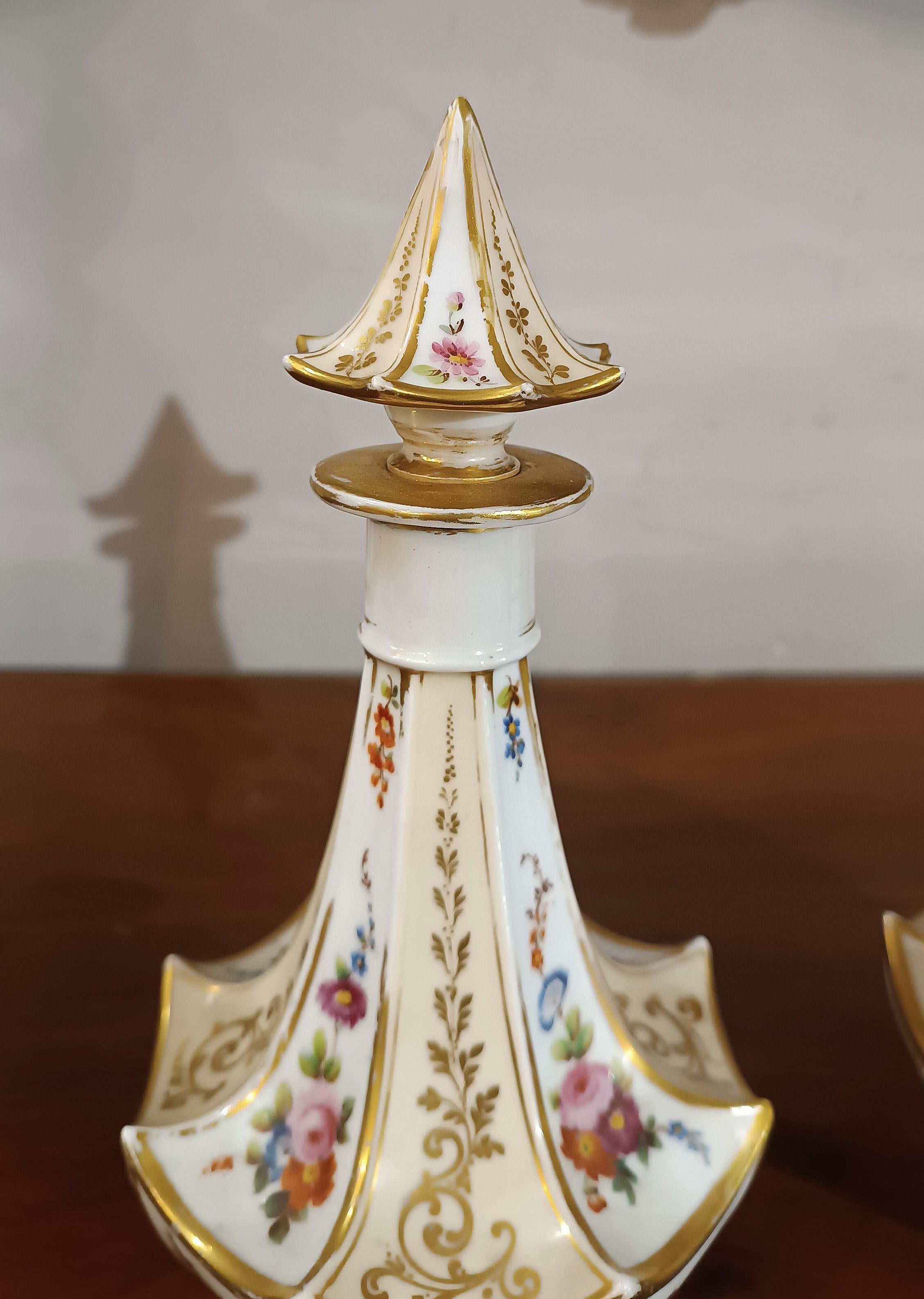 19th Century MID-19th CENTURY PAIR OF PORCELAIN BOTTLES in vendita