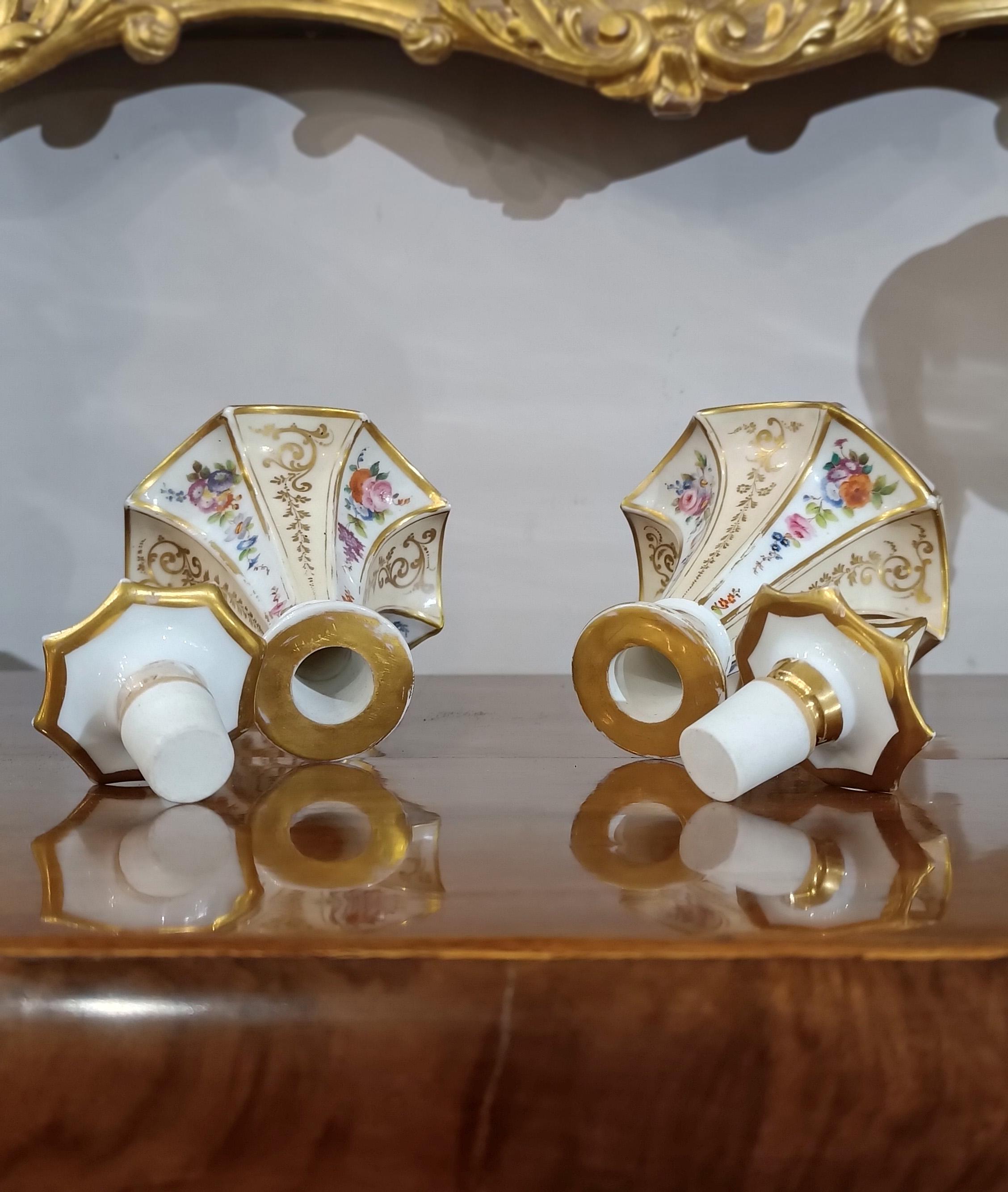 Porcellana MID-19th CENTURY PAIR OF PORCELAIN BOTTLES in vendita