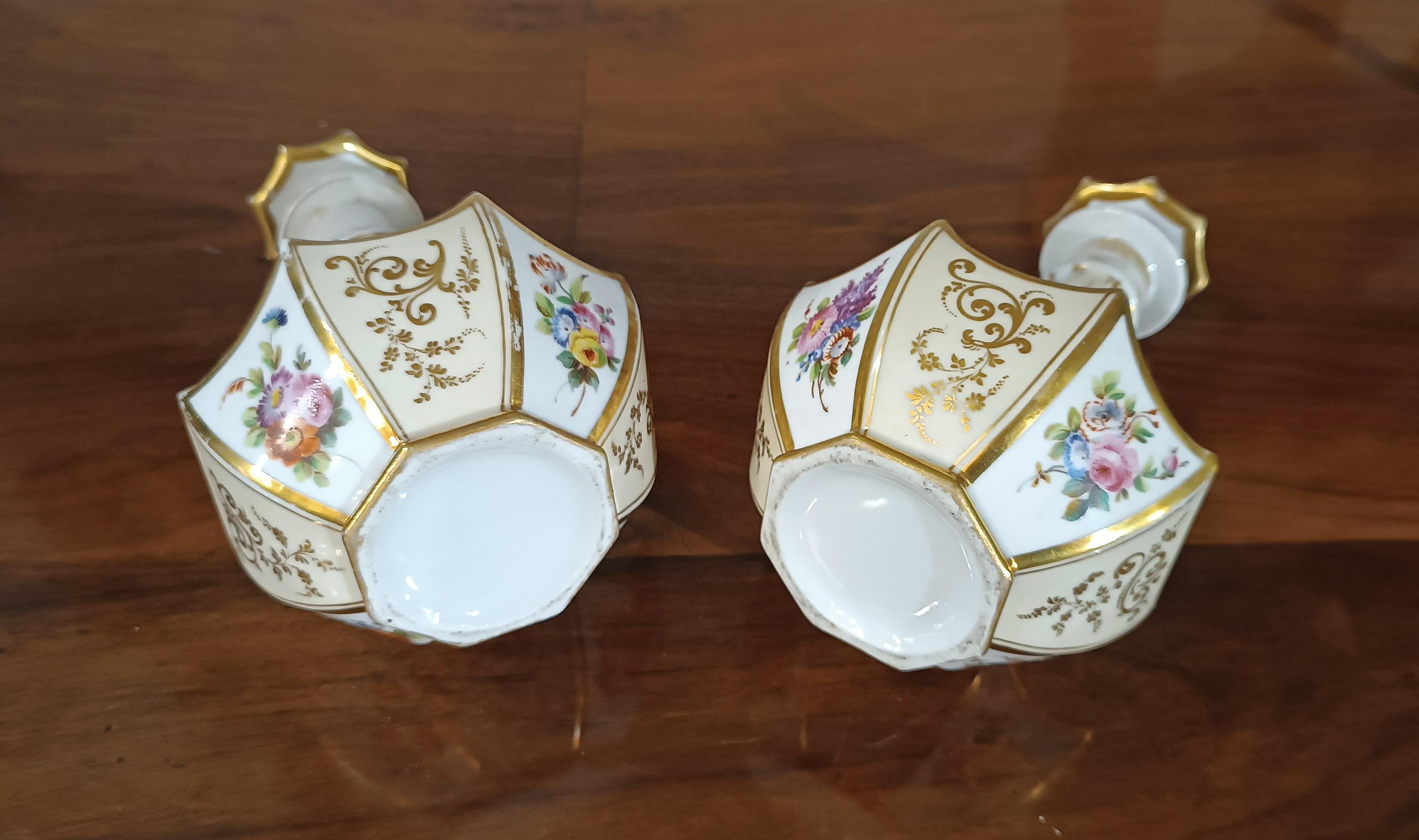 MID-19th CENTURY PAIR OF PORCELAIN BOTTLES in vendita 1