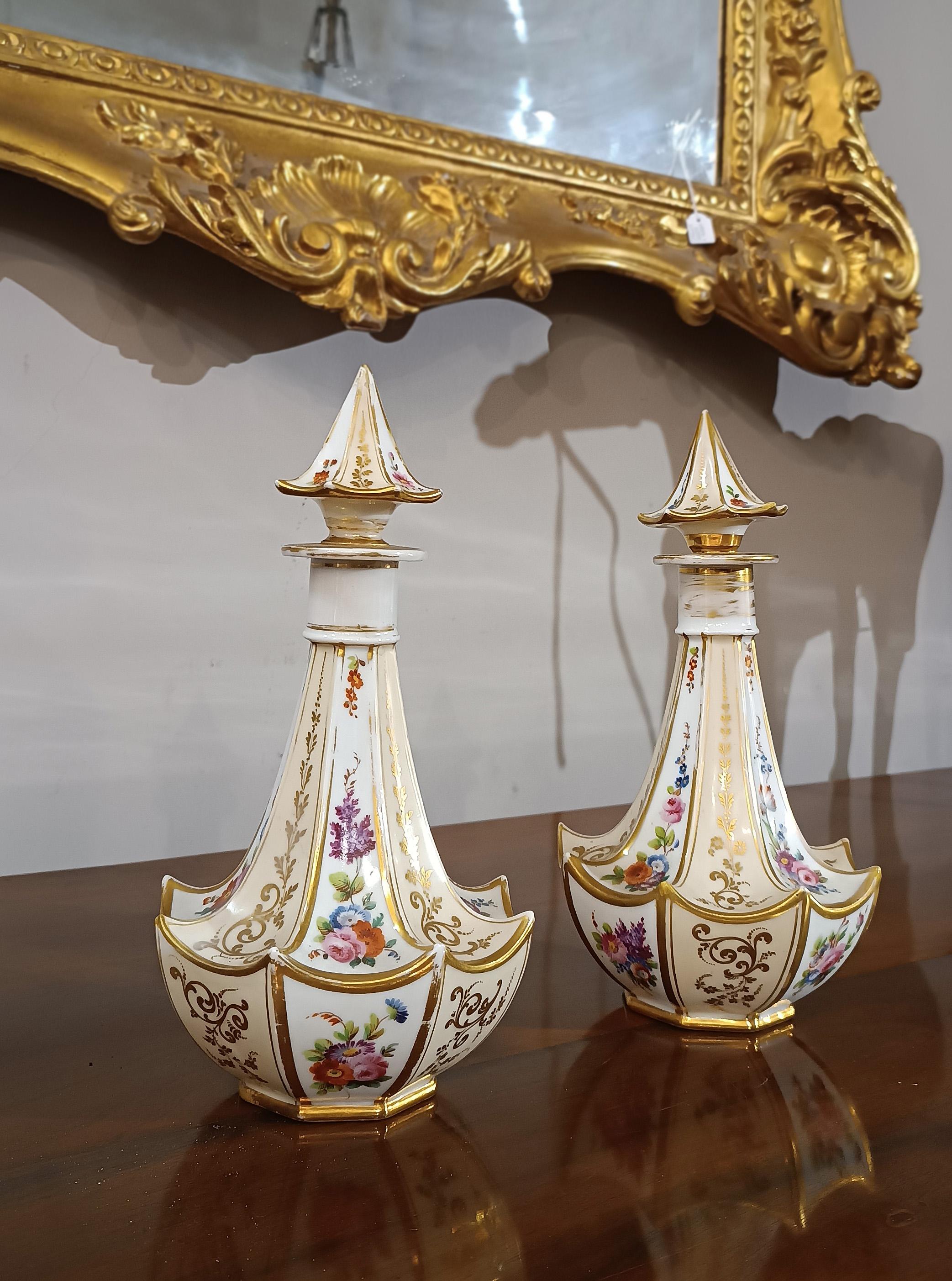 MID-19th CENTURY PAIR OF PORCELAIN BOTTLES in vendita 2