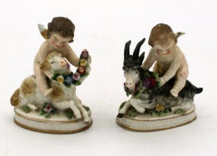 Coppia di Putti a cavallo di agnello e capra reclinati della metà del XIX secolo