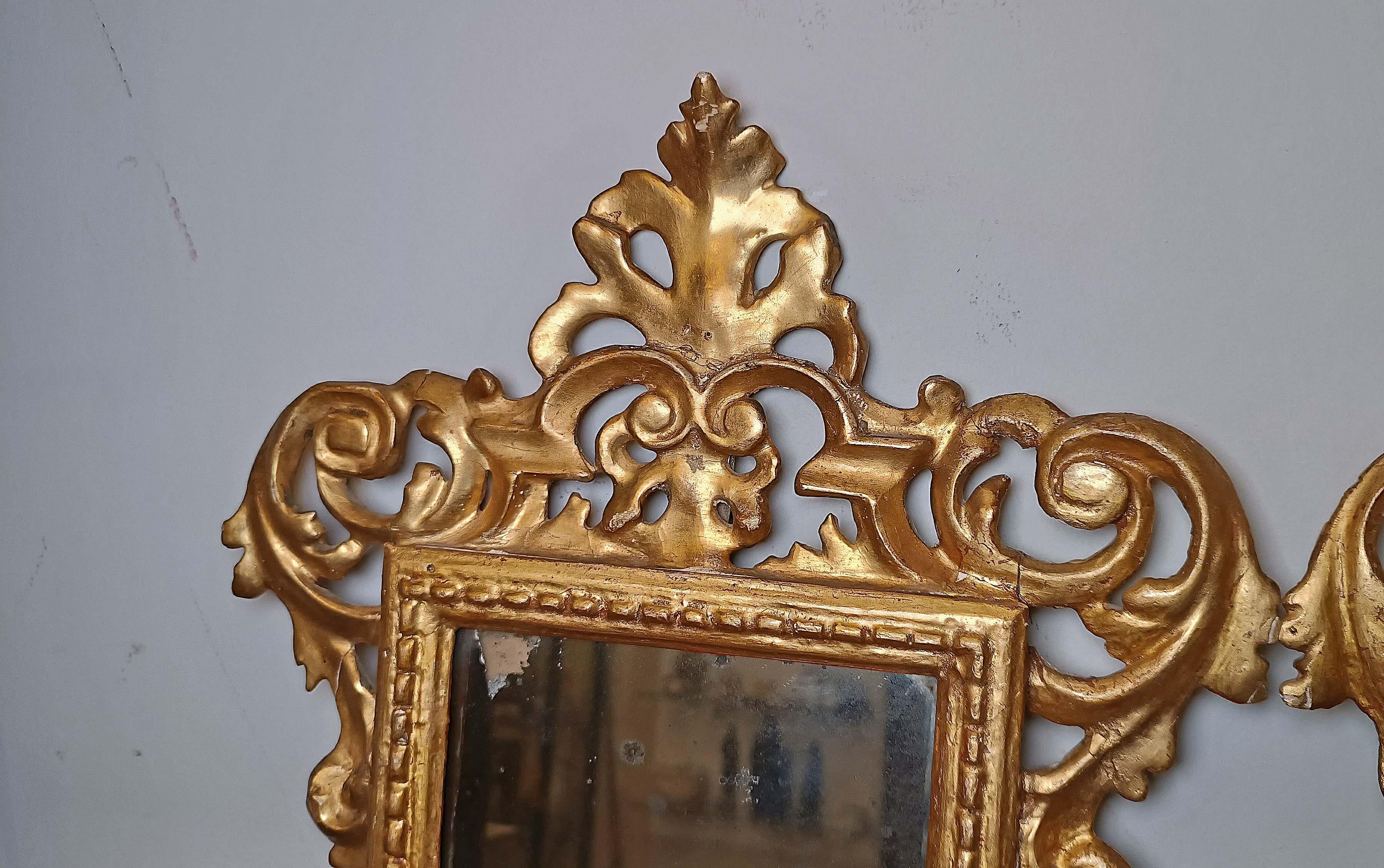 Intagliato a mano MID-19th CENTURY PAIR OF SMALL GILDED MIRRORS in vendita