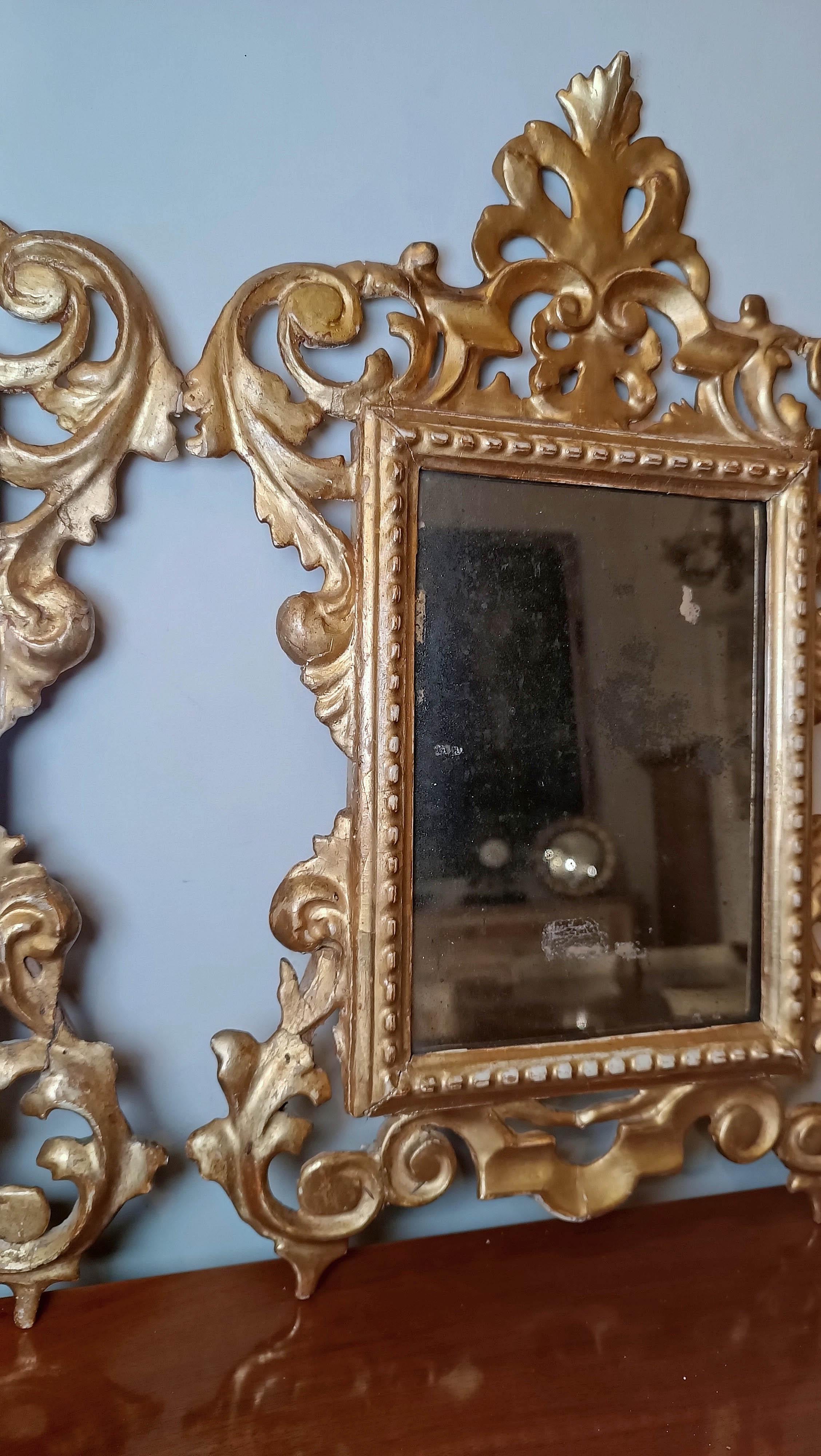 Specchio MID-19th CENTURY PAIR OF SMALL GILDED MIRRORS in vendita