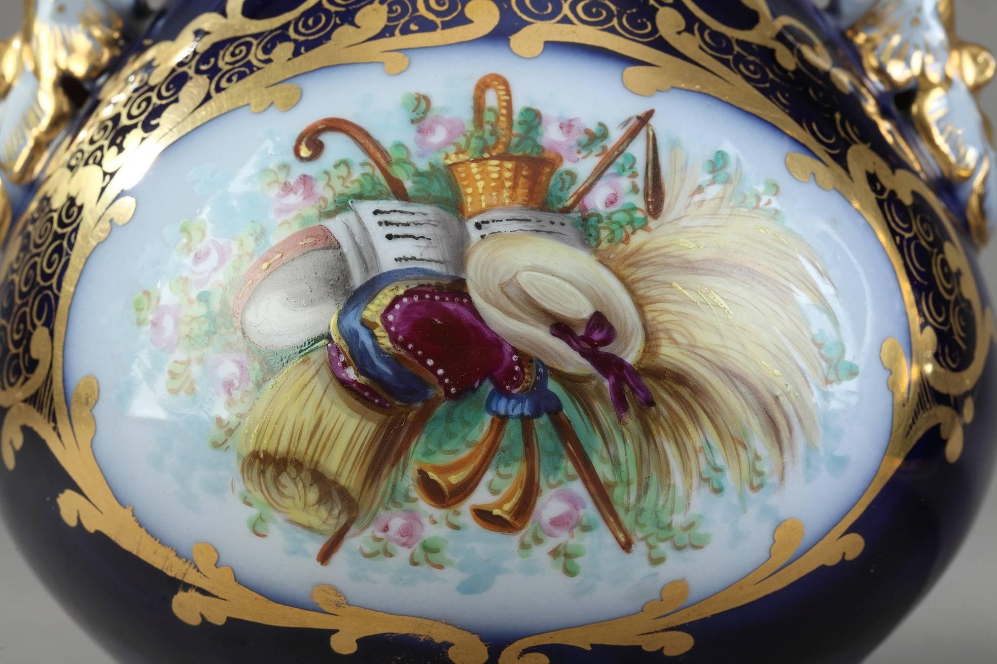 Paar balusterförmige Porzellanvasen aus der Manufaktur Valentine (1832-1878) in Saint-Gaudens, Frankreich. Sie sind auf einer Seite mit mehrfarbigen ländlichen Motiven in Medaillons verziert, die mit goldenen Schnörkeln und Arabesken verziert sind.
