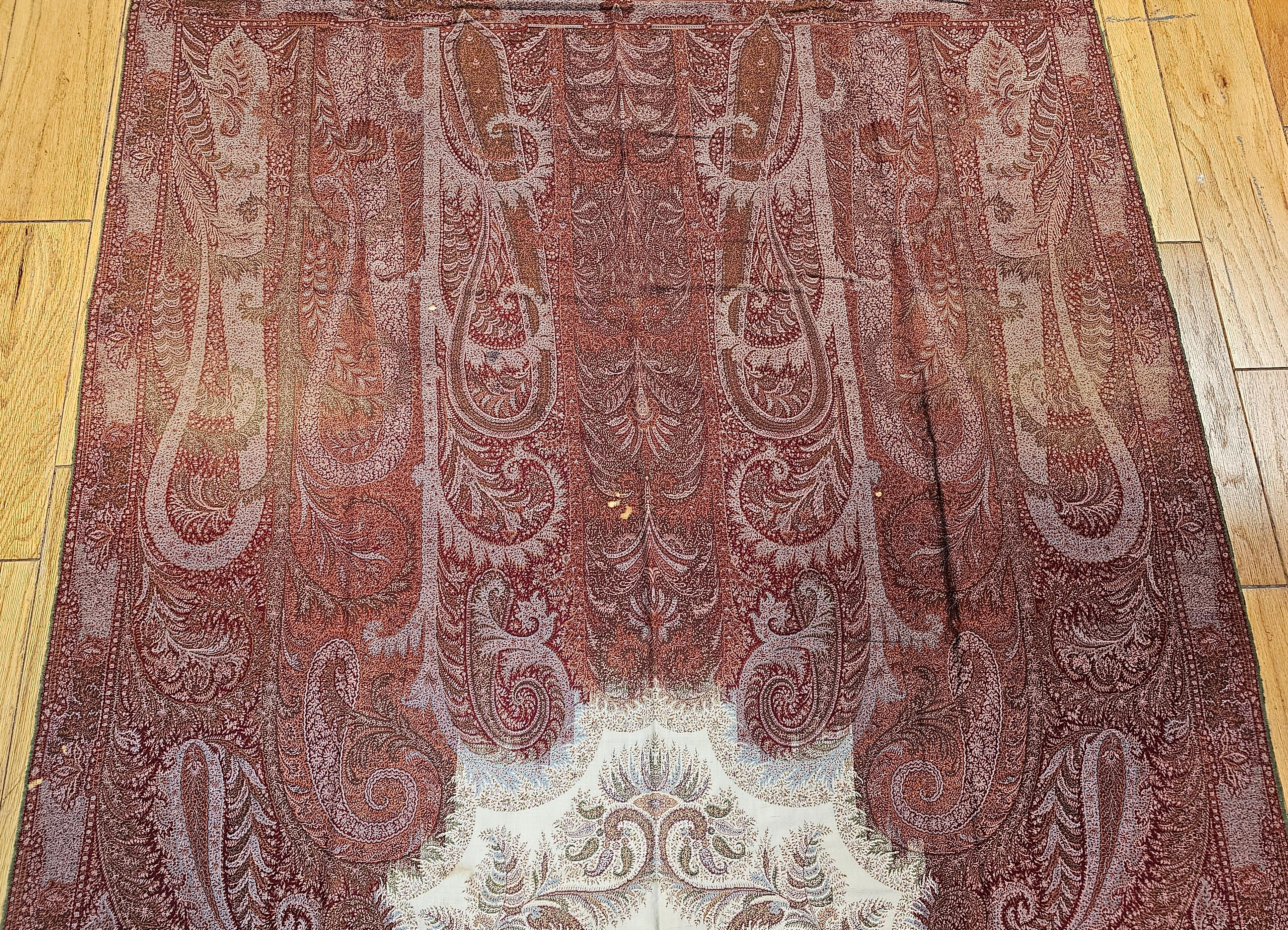 Châle Paisley du milieu du 19e siècle en rouge, ivoire, noir et vert. Orange Bon état - En vente à Barrington, IL
