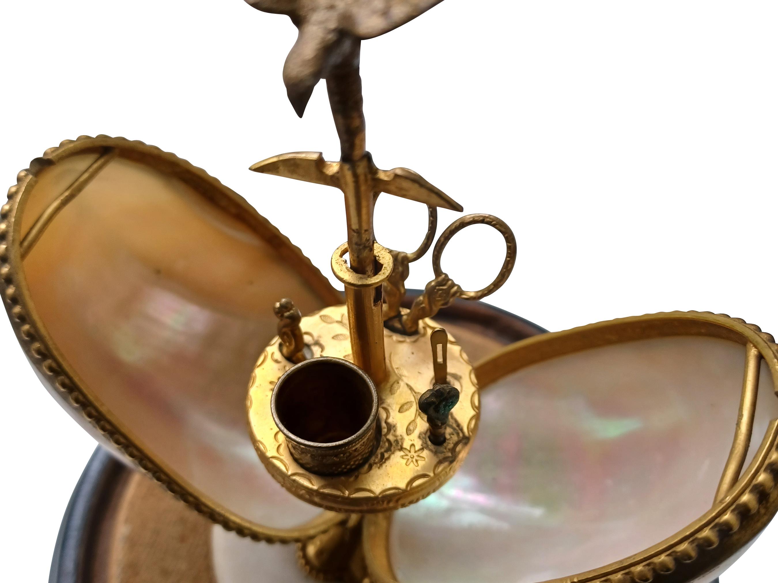 Etui de couture en nacre et bronze doré du Palais Royal du milieu du XIXe siècle en vente 10