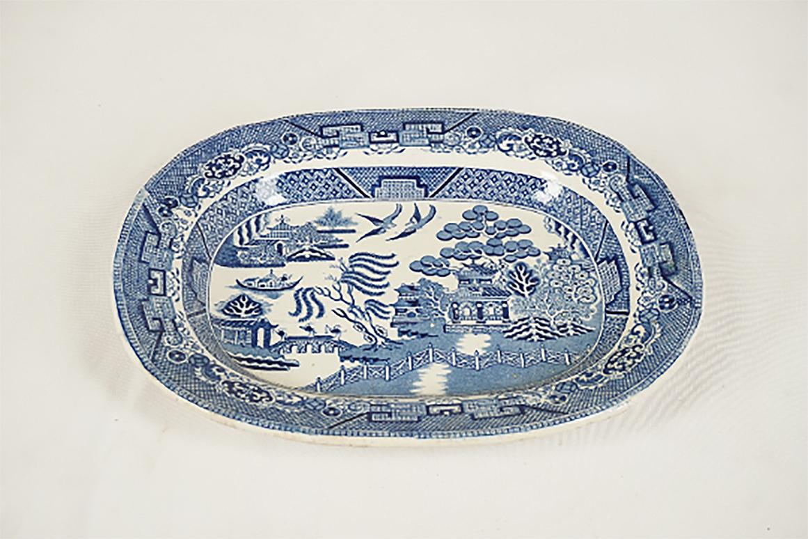 Mid-19th Century pearlware blue willow transfer platter, England 1840, B2358dy

England 1840
Tree has well shaped impression into the body and has a blue and white pattern
Has a blue and white willow pattern
Small plate

H633

Measures: