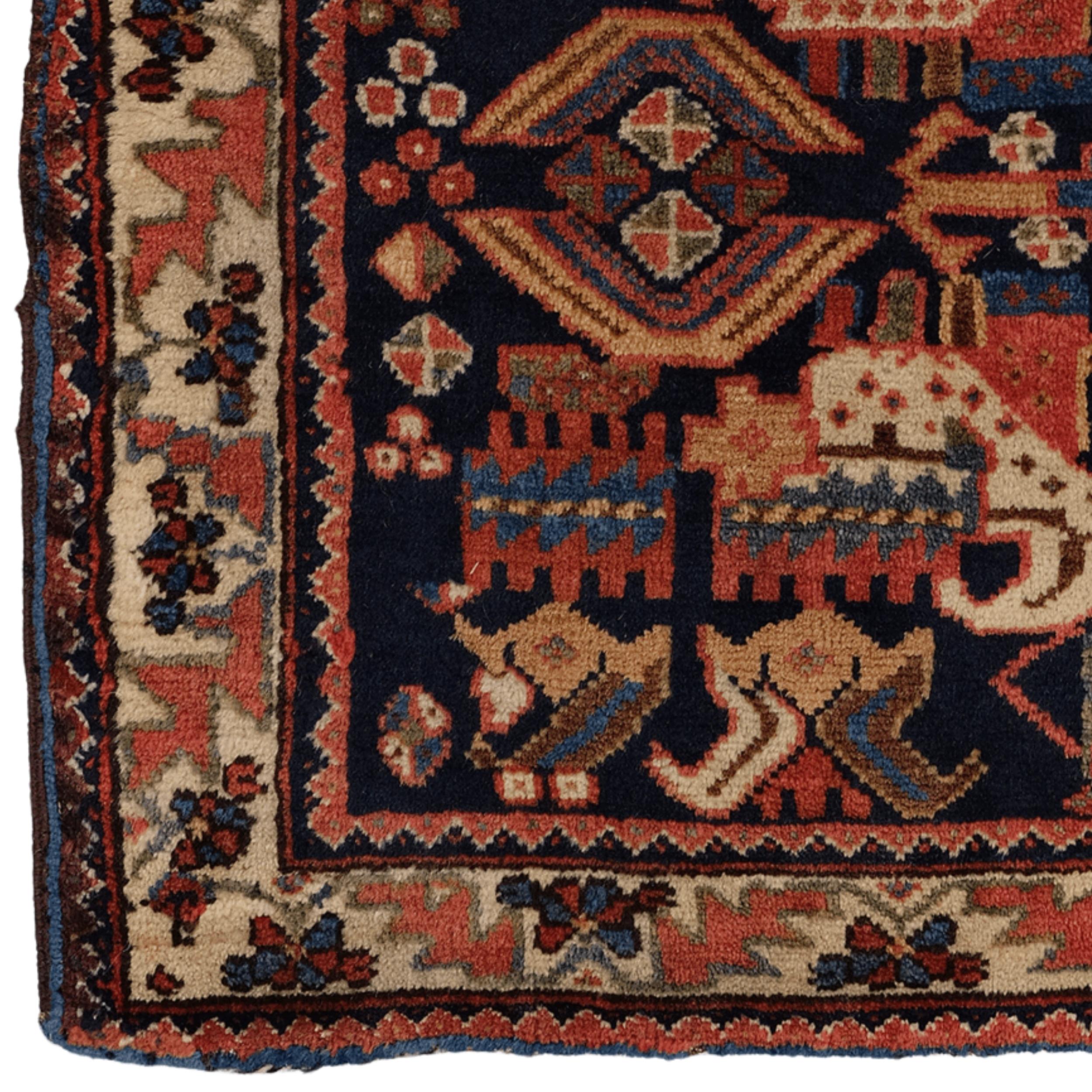 Dieser antike persische Bagface-Teppich aus der Mitte des 19. Jahrhunderts ist ein einzigartiges Stück, das unser reiches historisches und kulturelles Erbe widerspiegelt. Dieser in traditioneller persischer Webtechnik gefertigte Teppich ist sowohl