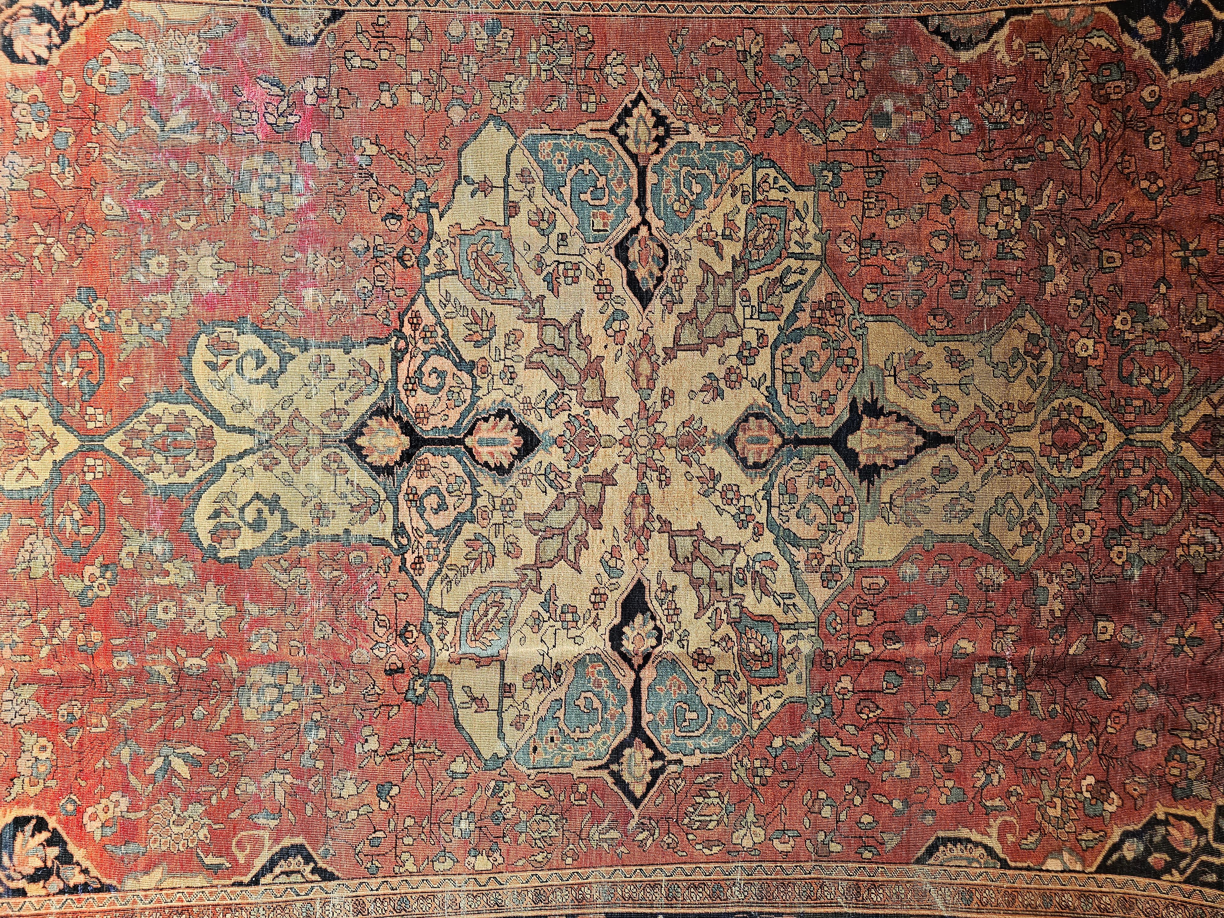 Persischer Farahan-Teppich des 19. Jahrhunderts mit Blumenmuster in Rot, Safran, Blau, Elfenbein und Elfenbein im Zustand „Gut“ im Angebot in Barrington, IL