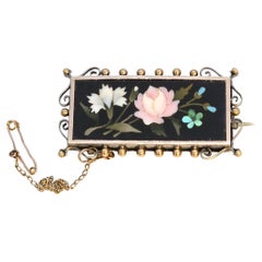 Spilla in pietra dura della metà del XIX secolo, circa 1860