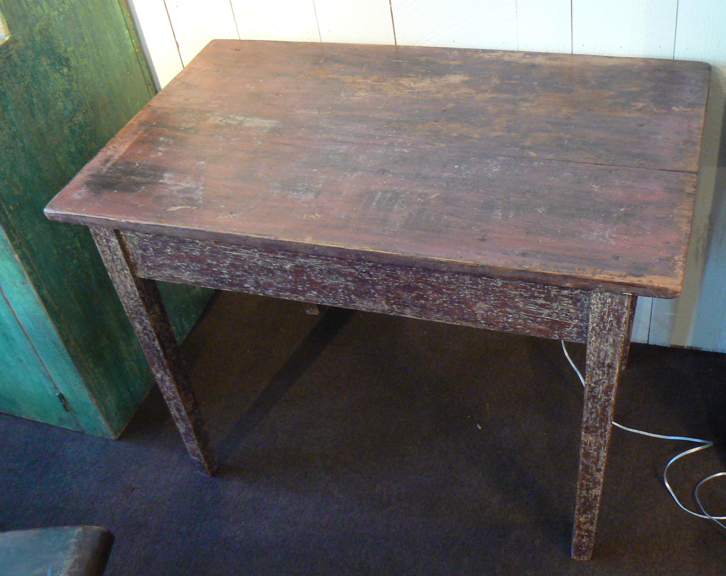 Table d'appoint en pin du milieu du 19e siècle avec peinture rouge d'origine en vente 1