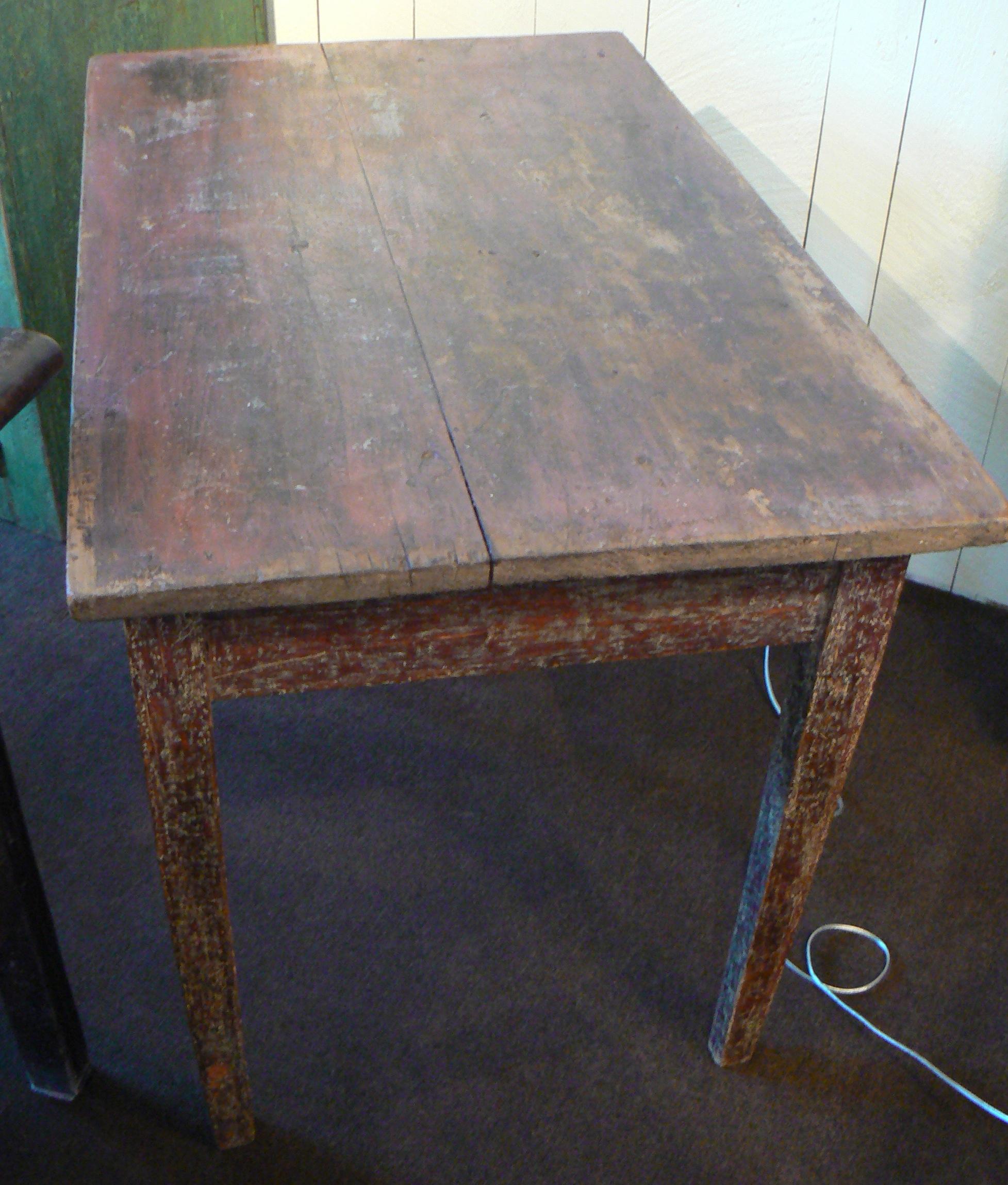 Table d'appoint en pin du milieu du 19e siècle avec peinture rouge d'origine en vente 2